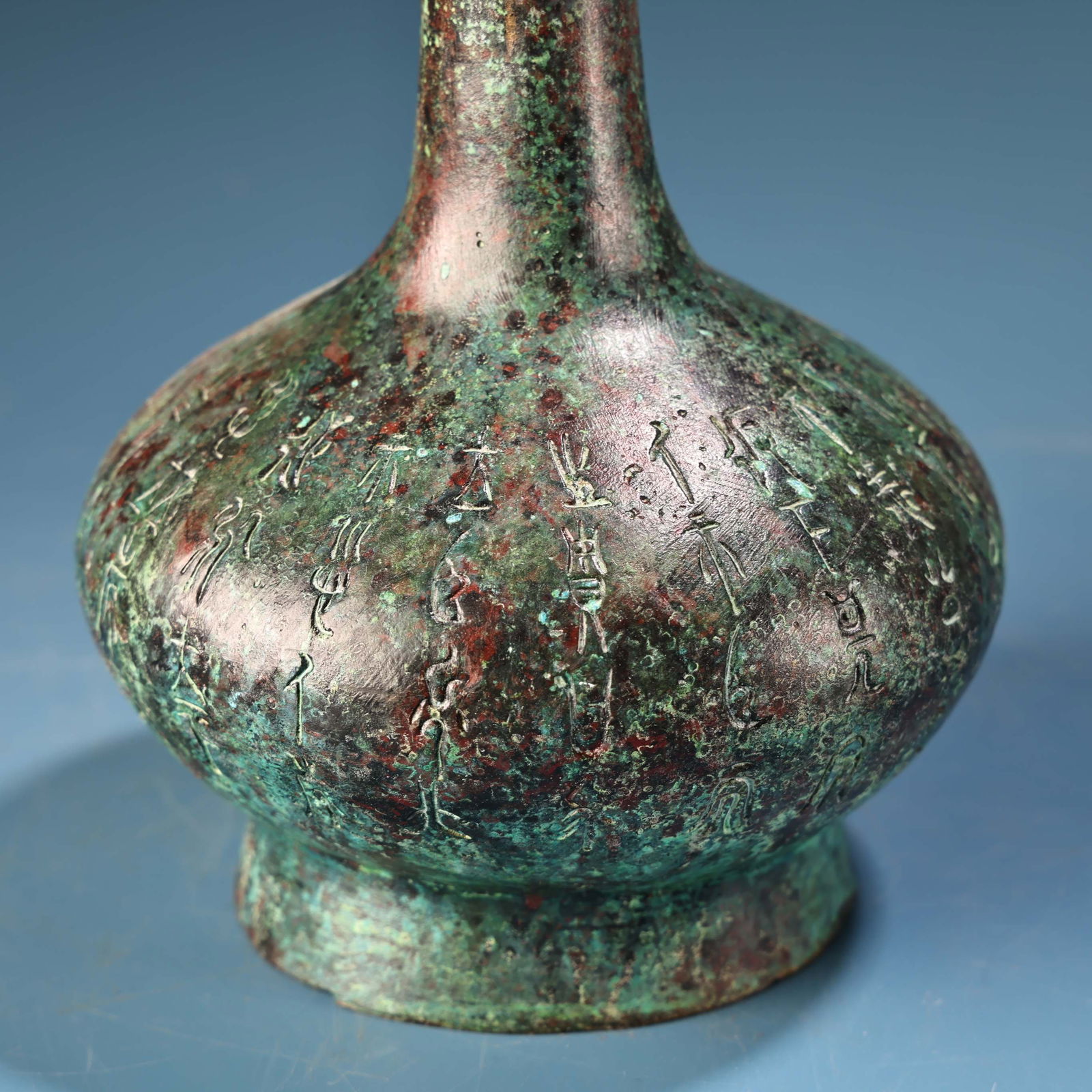 A fine bronze vase - 7
