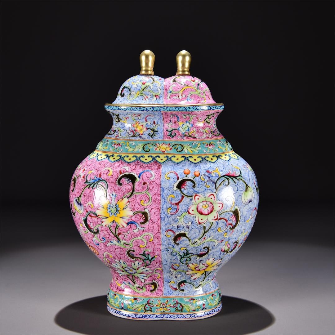 A double-capped bottle with a foreign color fan pattern made in the Qianlong period of the Qing: Qing Dynasty Qianlong year made of foreign color fan lily pattern double-cap bottle Size:H:32cm W:22cm (The Dimensions Of All Batches Are Manually Measured.If You Need More