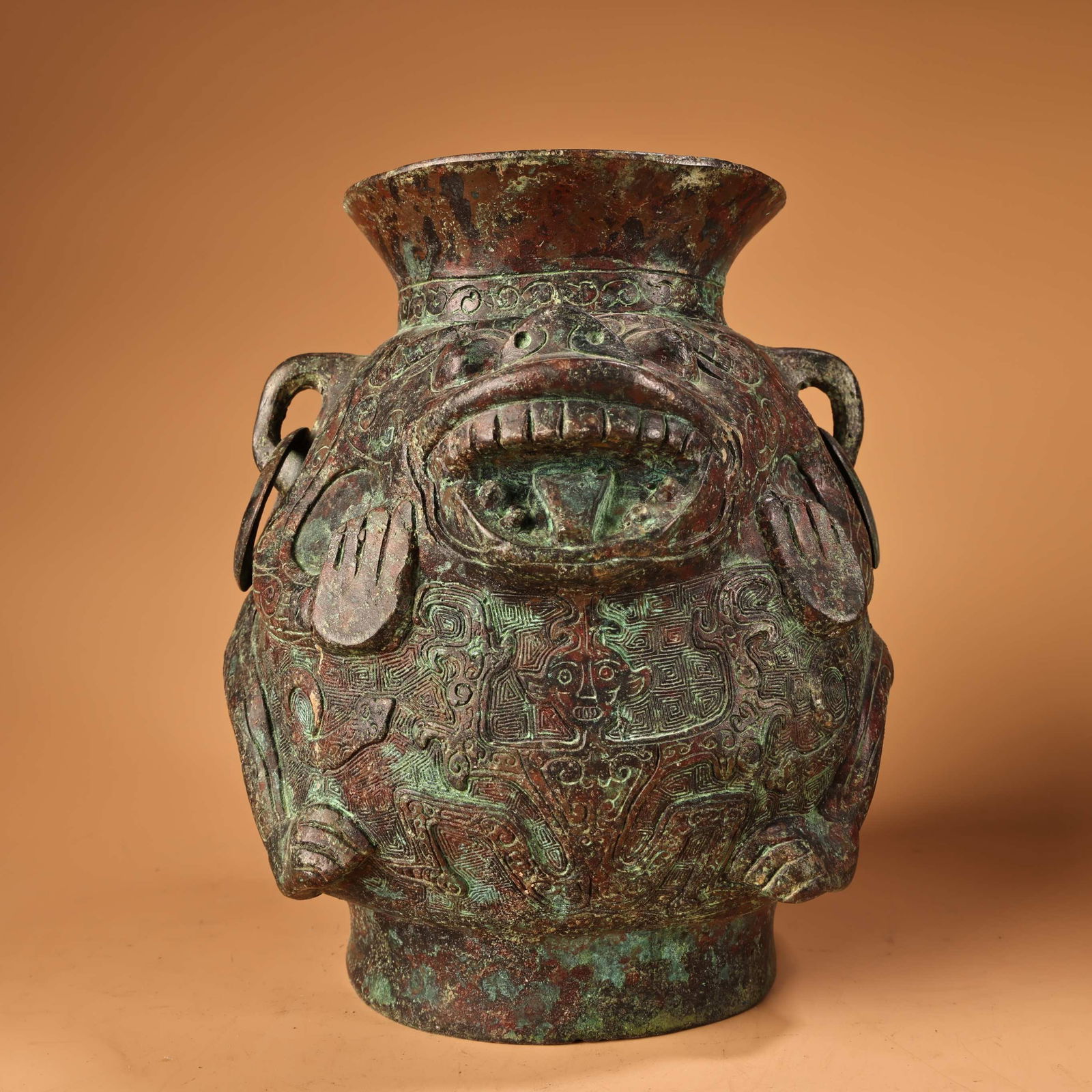 A fine bronze beast-shaped jar: Exquisite bronze beast-shaped jars Size:W:3000g H:22cm W:19cm (The Dimensions Of All Batches Are Manually Measured.If You Need More Detailed Information, Please Contact Our