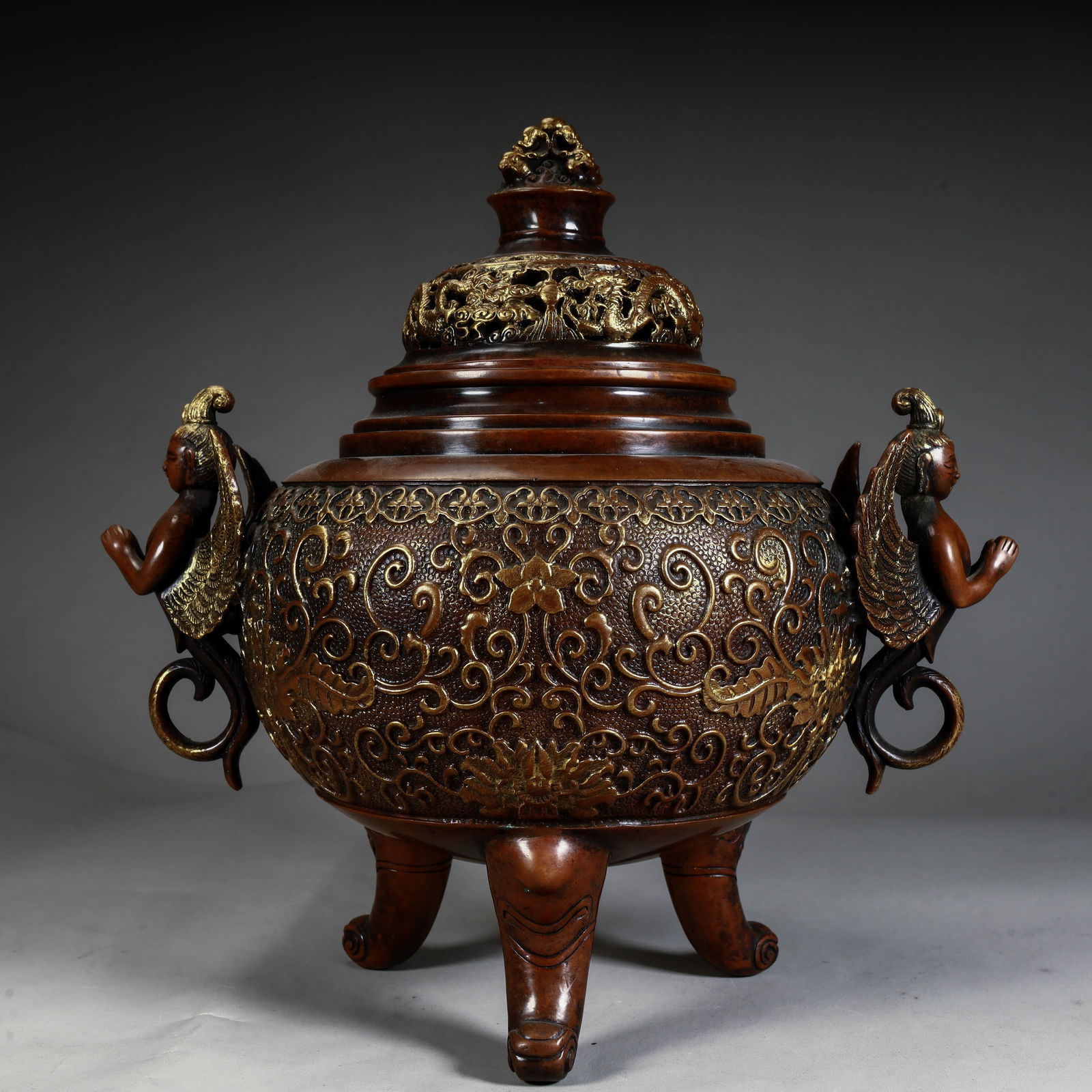 A copper and gold entwined lotus incense burner from the Qing Dynasty: The copper and gold entwined lotus incense burner of the Qing Dynasty Size: H:28cm L:28cm W:19cm W:5.9kg (The Dimensions Of All Batches Are Manually Measured.If You Need More