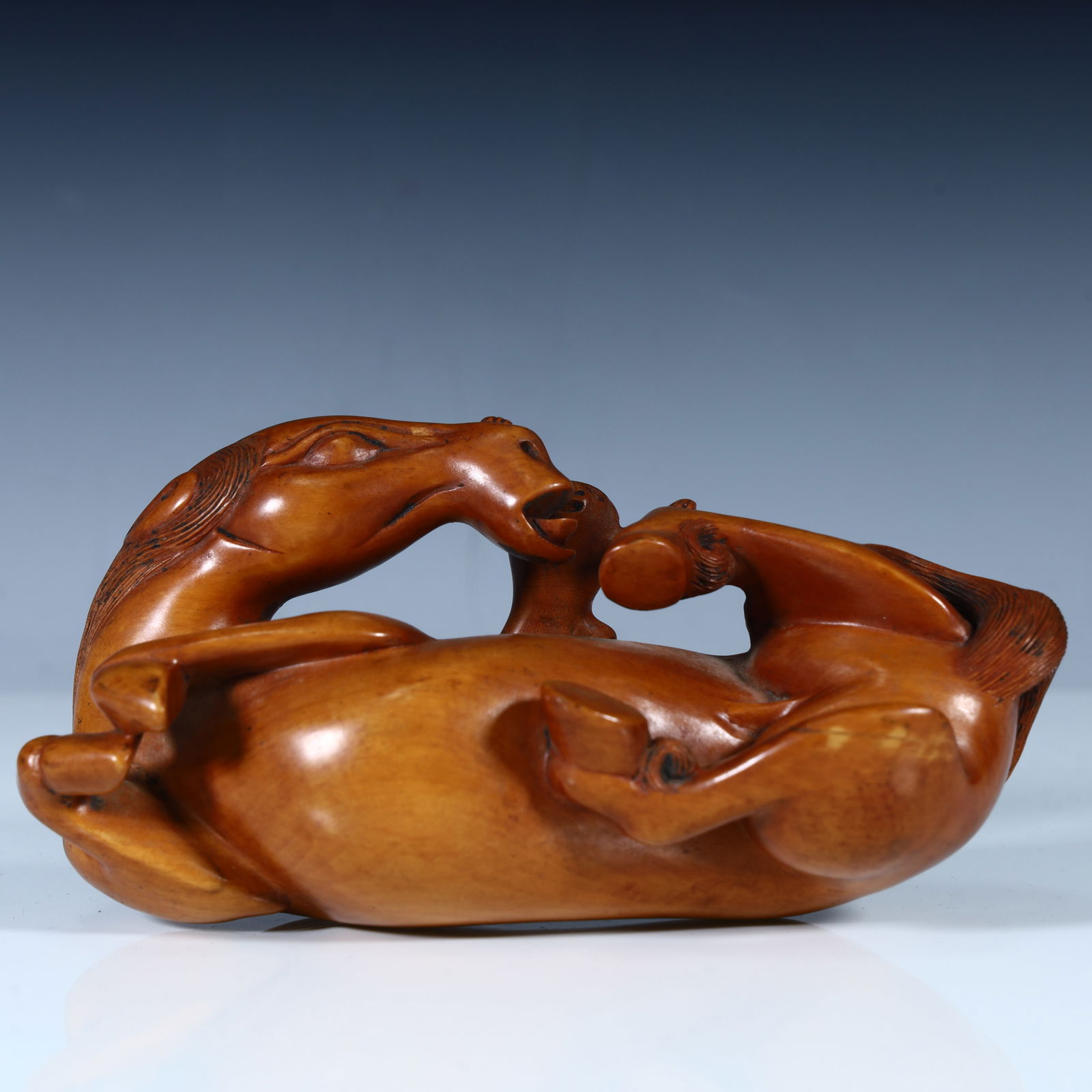 A high-quality boxwood from the Qing Dynasty was immediately made a marquis: The high-quality boxwood of the Qing Dynasty was immediately made a marquis Size: H:7.5cm L: 16cm W:5cm W:242g (The Dimensions Of All Batches Are Manually Measured.If You Need More