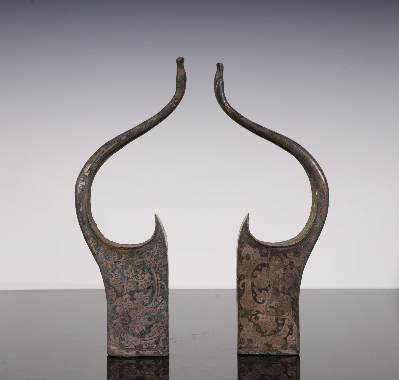 A pair of copper curtain hooks from the Han Dynasty: Copper tent hook of the Han Dynasty SIZE: L: 8.2cm W: 2.3cm H: 9.5cm Total W: 0.65kg (The Dimensions Of All Batches Are Manually Measured.If You Need More Detailed Information,
