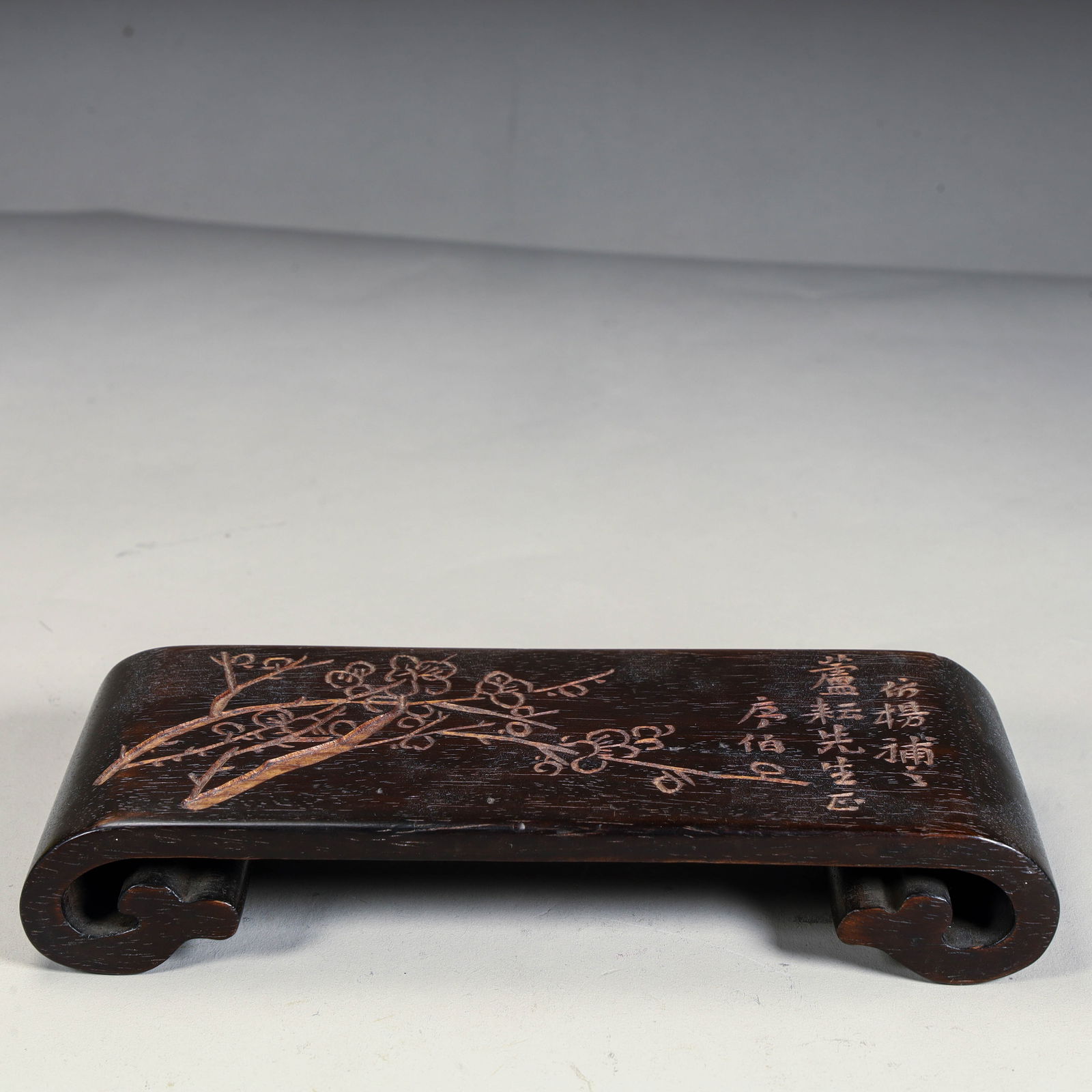 A fine rosewood plum blossom poetry grinder of the Qing Dynasty: Qing Dynasty's high-quality rosewood plum blossom poetry grinder Size: H:3cm L:16.5cm W:7cm W:44g (The Dimensions Of All Batches Are Manually Measured.If You Need More Detailed