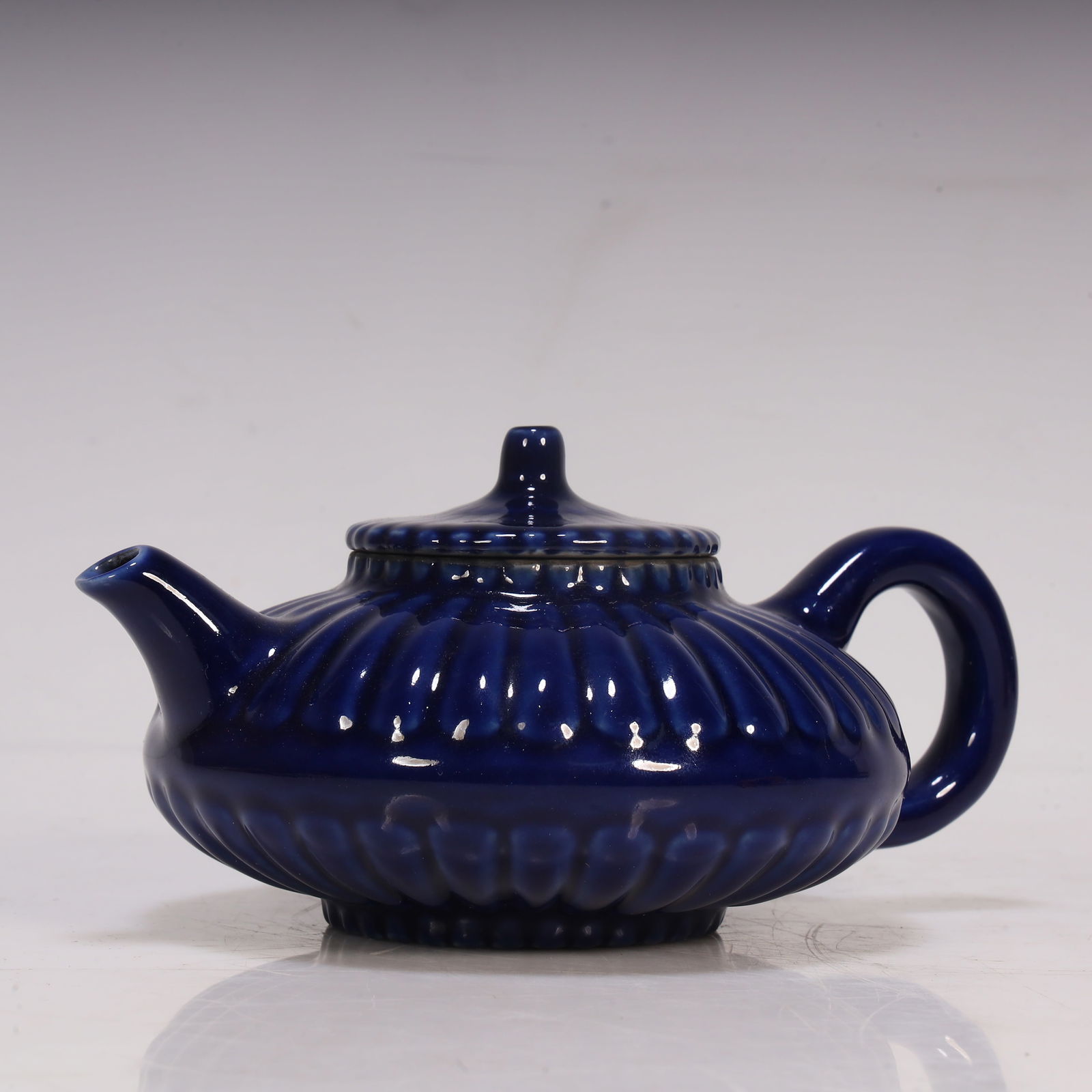 A sapphire blue glazed melon pot from the Qing Dynasty: Qing Dynasty gem blue glazed melon edge pot SIZE:L: :15cm W::10cmH::9cm W::413g (The Dimensions Of All Batches Are Manually Measured.If You Need More Detailed Information, Please