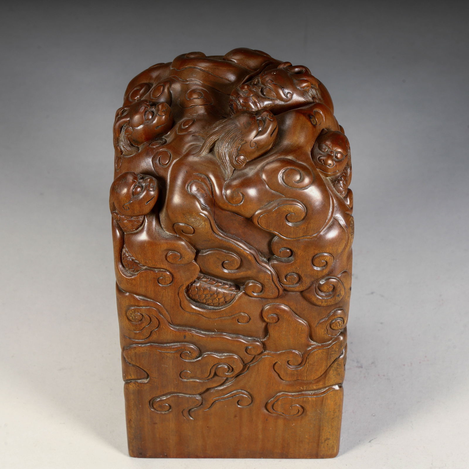 A Qing Dynasty boxwood carved cloud pattern auspicious beast button seal: Qing Dynasty boxwood carving cloud pattern auspicious beast button seal Size: H:18cm L:10cm W:9.5cm W:1.4kg (The Dimensions Of All Batches Are Manually Measured.If You Need More Detailed Information,