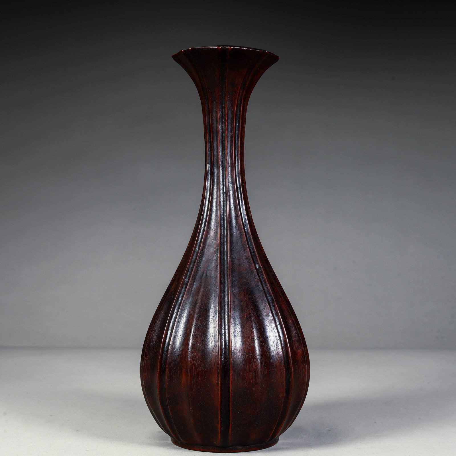 A Qing Dynasty rosewood melon prismatic jade pot spring vase: Qing Dynasty rosewood melon prismatic jade pot spring vase Size: H:21cm L:9cm W:9cm W:502g (The Dimensions Of All Batches Are Manually Measured.If You Need More Detailed
