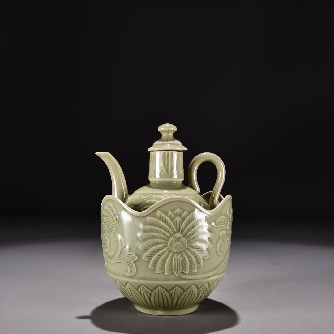 A set of secret color glazed thermos of the Yue kiln in the Song Dynasty: The secret color glazed warm pot of the Yue kiln in the Song Dynasty Size:H:18cm W:15cm (The Dimensions Of All Batches Are Manually Measured.If You Need More Detailed Information,
