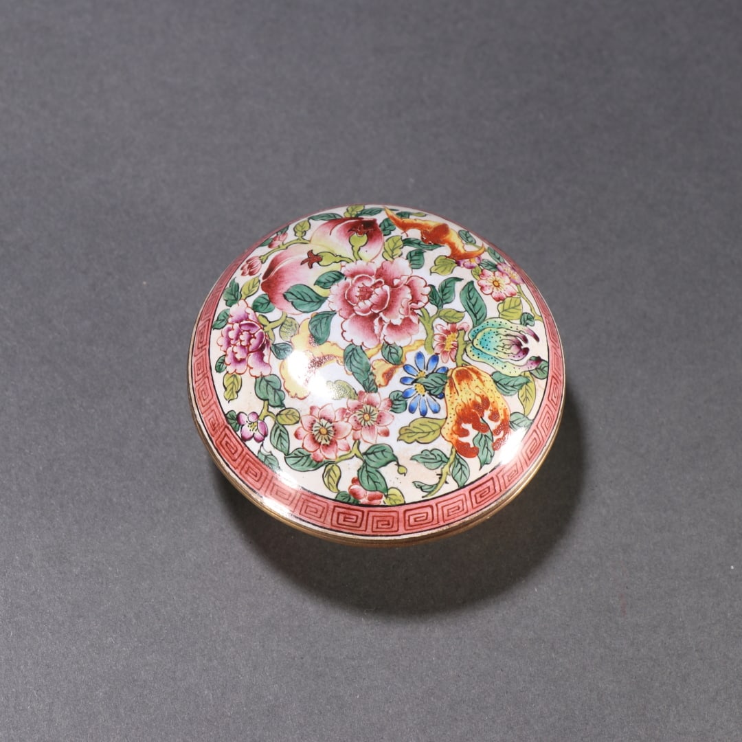 A Qing Dynasty copper tire painting enamel pattern ink box: Qing Dynasty copper tire painting enamel pattern printing clay box size:H:2.8cmW:5.6cmW:74g (The Dimensions Of All Batches Are Manually Measured.If You Need More Detailed