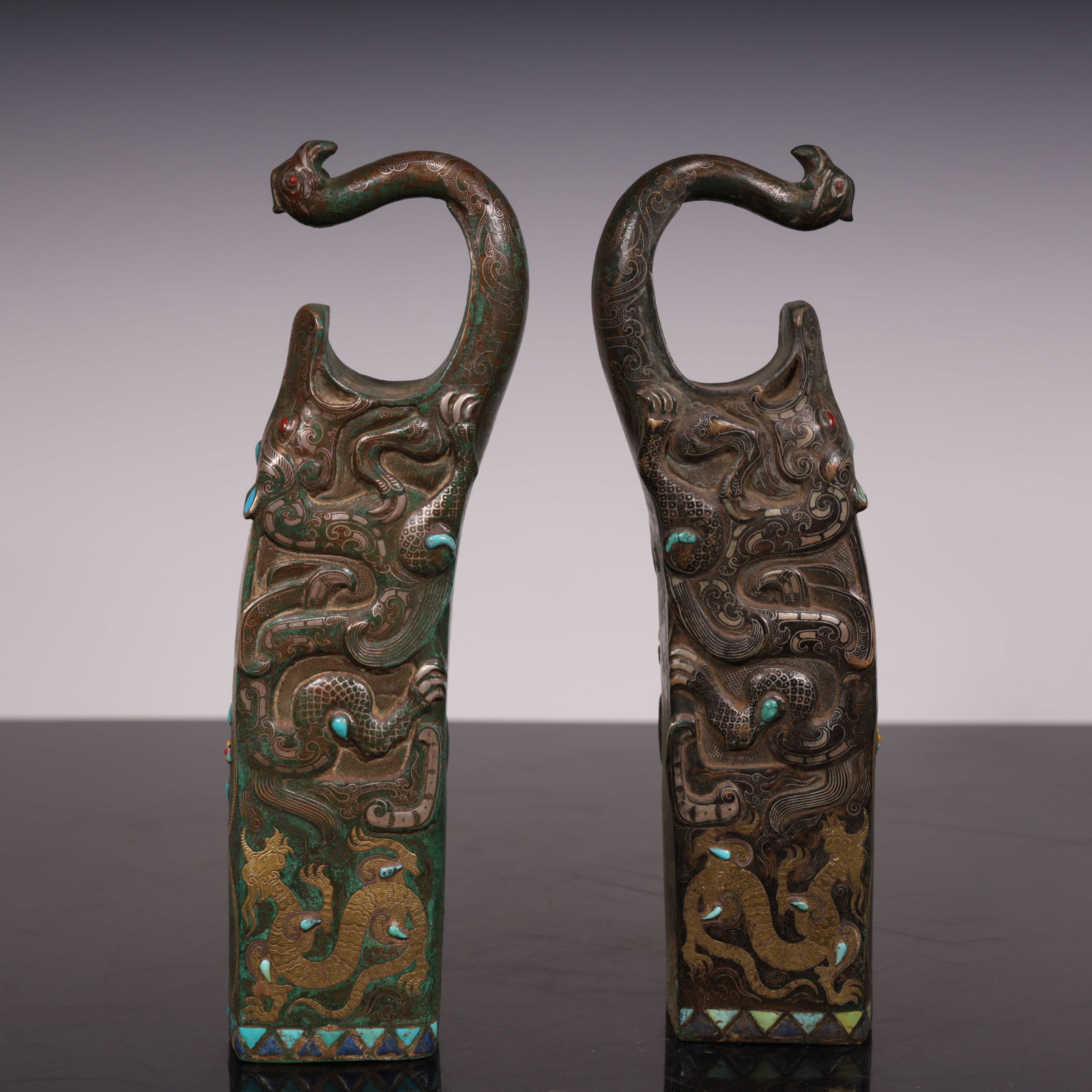 A pair of copper gold and silver hooks from the Han Dynasty: The copper gold and silver account hook of the Han Dynasty SIZE: L: 7.7cm W: 4cm H: 24cm Total W: 1.8kg (The Dimensions Of All Batches Are Manually Measured.If You Need More