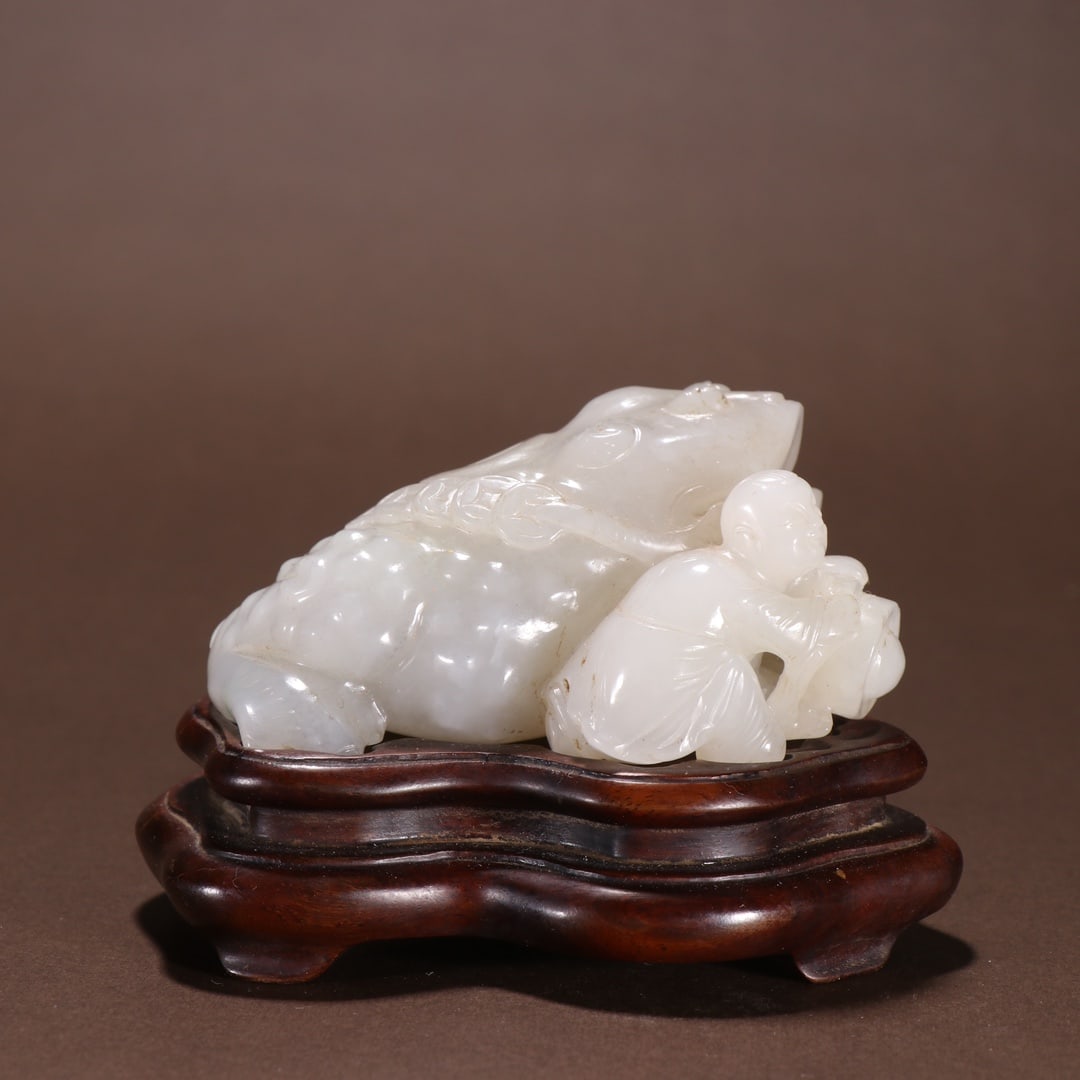 A Qing Dynasty Hetian jade seed material carved golden toad-shaped water bowl (1 of 9)
