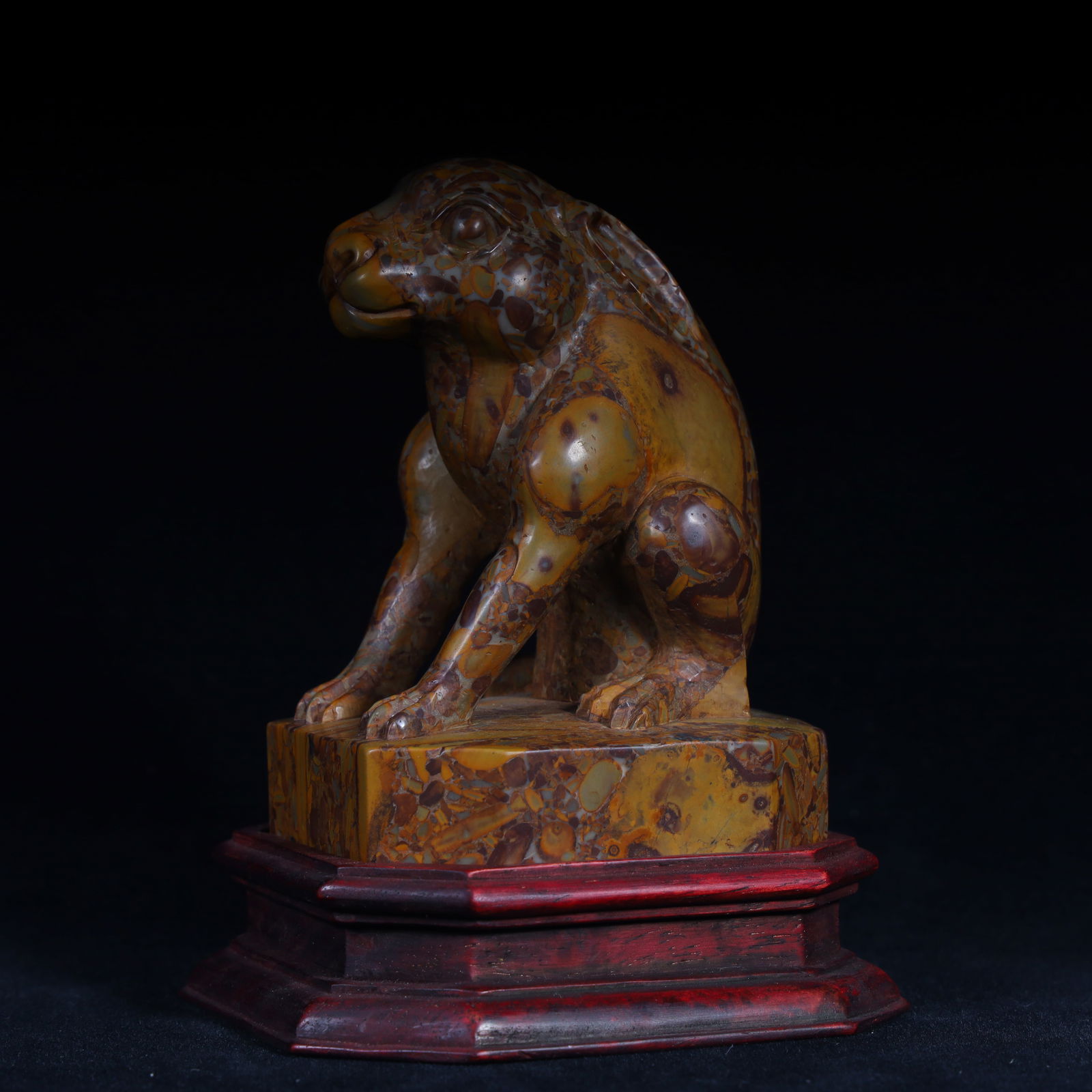 A five-flower stone carved rabbit ornament from the Qing Dynasty: Qing Dynasty five-flower stone carved rabbit ornament SIZE: H:12cm L: 8cm W:7.3cm W:0.8kg (The Dimensions Of All Batches Are Manually Measured.If You Need More Detailed Information, Please Contact Our