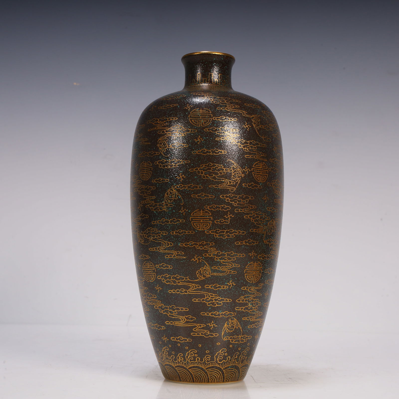 A Qianlong tea powder glazed dragon pattern plum bottle of the Qing Dynasty: Qianlong tea glazed dragon pattern plum bottle in the Qing Dynasty SIZE:L: :10cm W::10cmH::21cm W::448g (The Dimensions Of All Batches Are Manually Measured.If You Need More