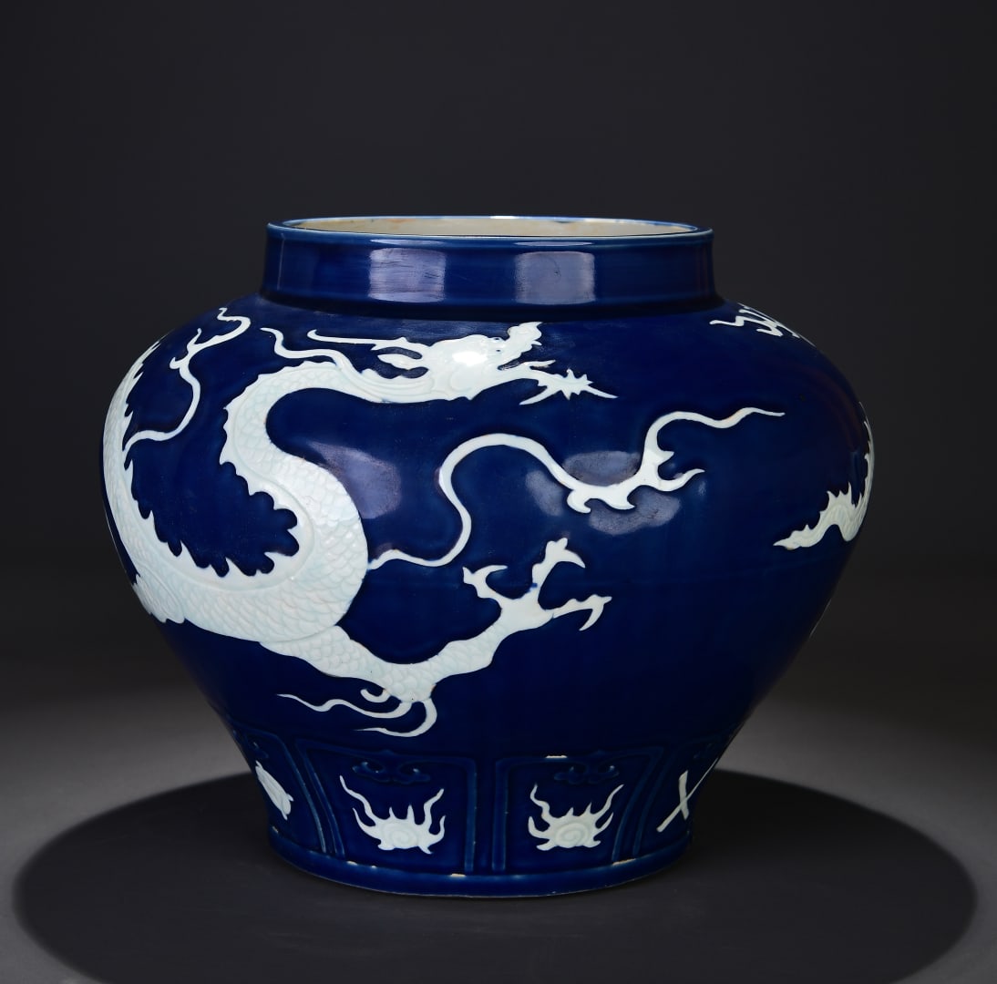 A Yuan Dynasty blue white dragon pattern jar (1 of 9)
