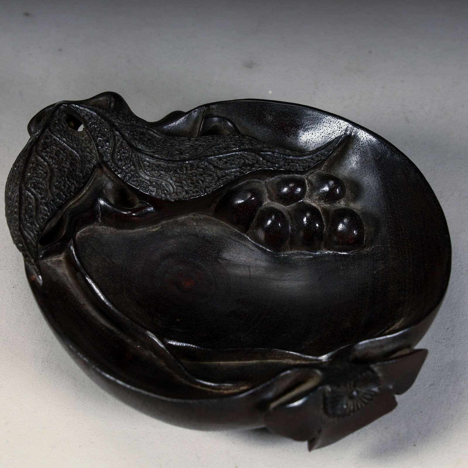 A Qing Dynasty rosewood carved grape pattern brush wash: Qing Dynasty rosewood carving grape pattern brush wash Size: H:3.5cm L:13cm W:10.5cm W:125g (The Dimensions Of All Batches Are Manually Measured.If You Need More Detailed