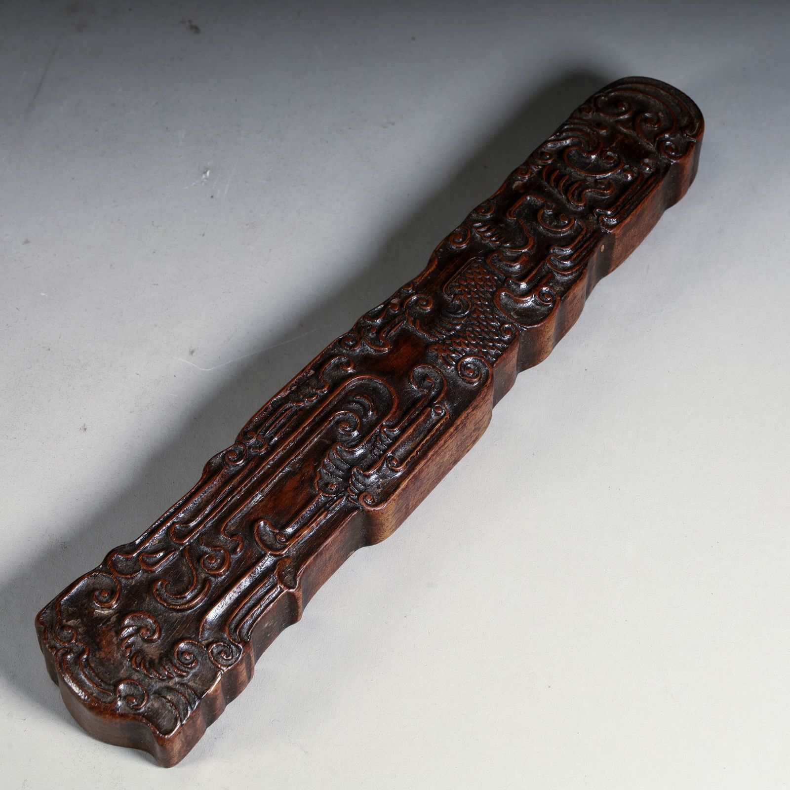 A mahogany carved dragon pattern paperweight from the Qing Dynasty: Qing Dynasty mahogany carved dragon pattern paperweight Size: L: 25cm W:4.8cm W:268.5g (The Dimensions Of All Batches Are Manually Measured.If You Need More Detailed Information,