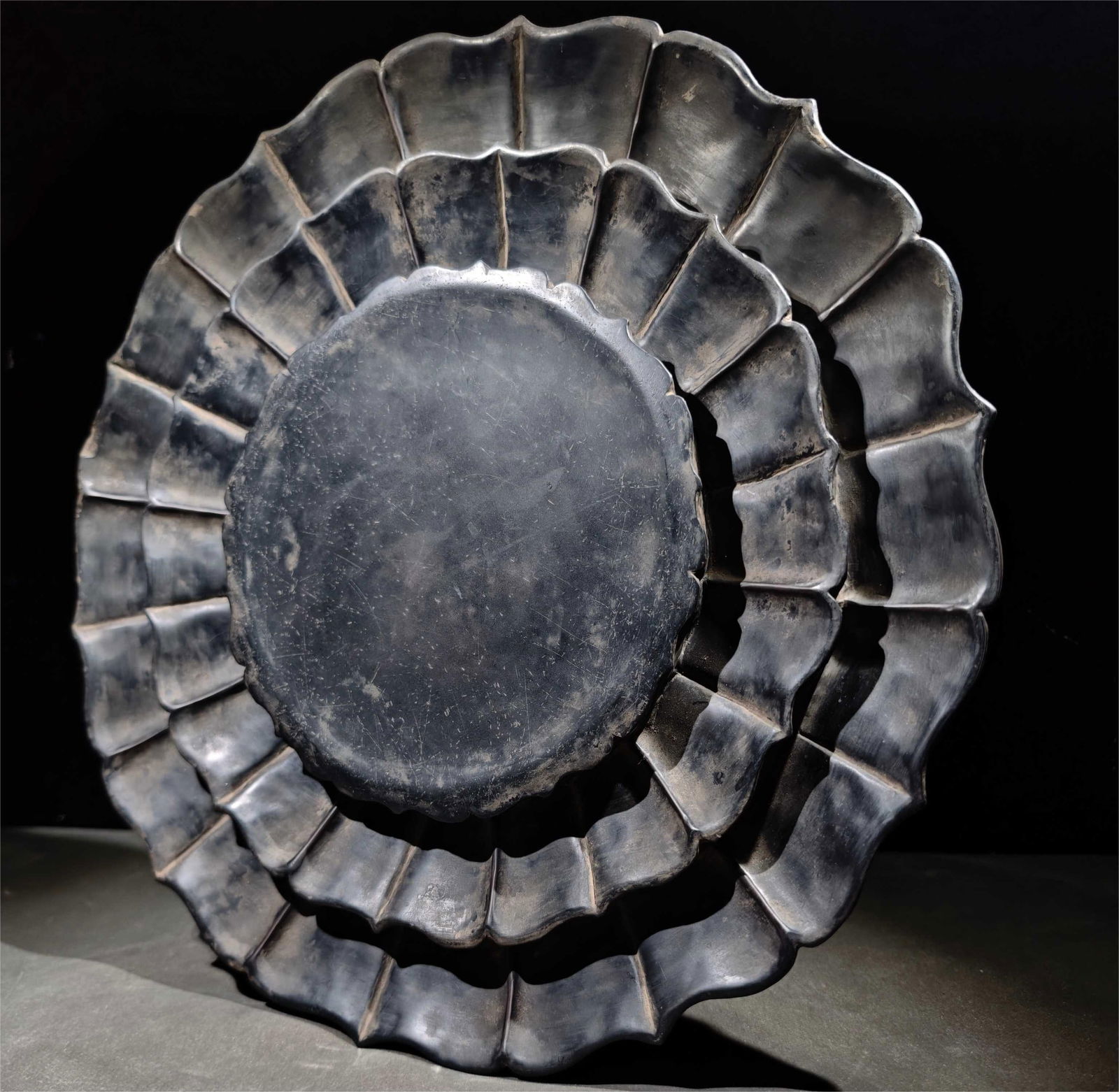 A royal pet of the Heart Sutra lotus seat inkstone (1 of 9)