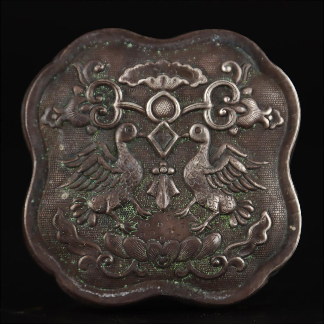 A sterling silver compact box from the Tang Dynasty: Tang Dynasty sterling silver compact box Size:W:89g H:2.5cm W:7cm (The Dimensions Of All Batches Are Manually Measured.If You Need More Detailed Information, Please Contact Our