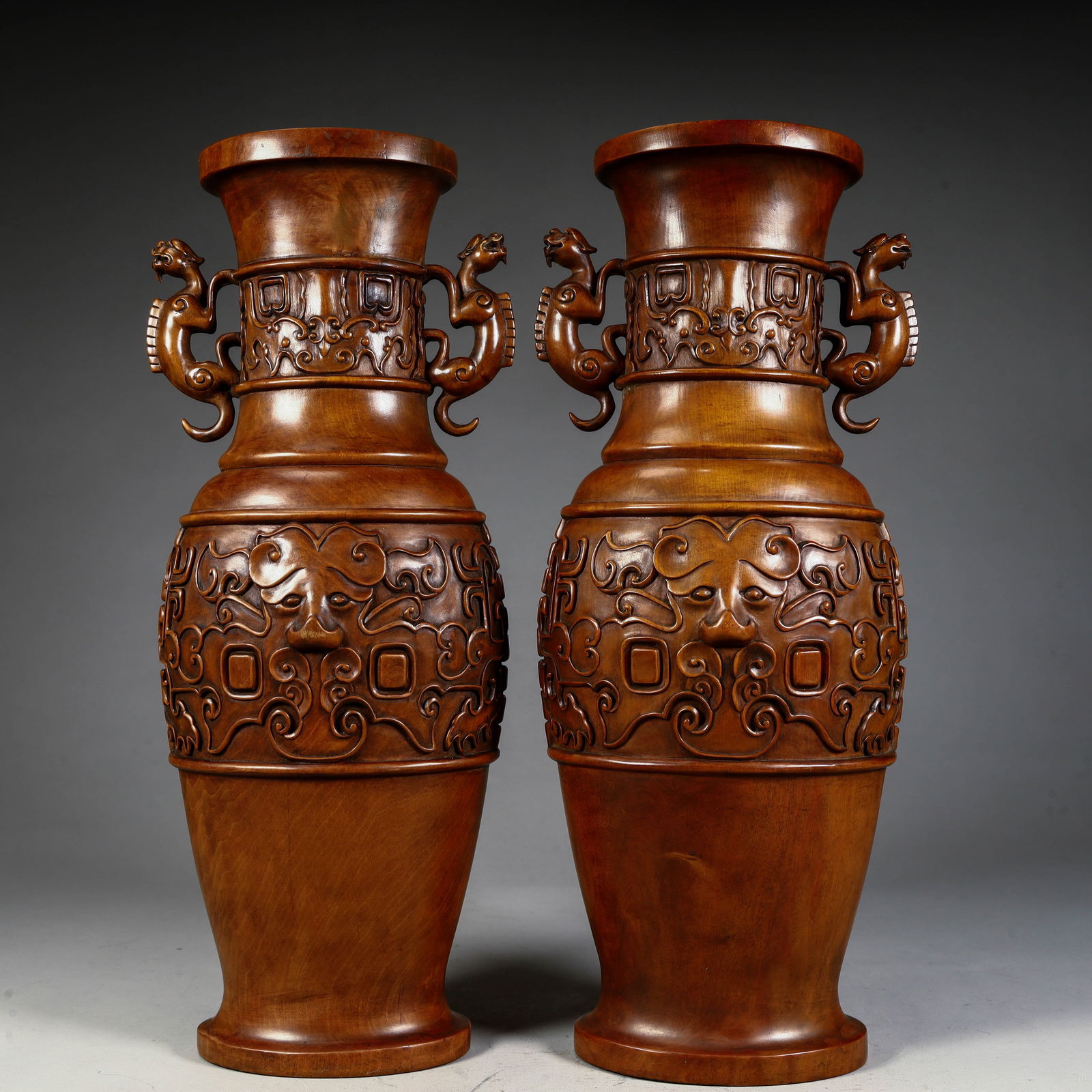 A pair of boxwood carvings from the Qing Dynasty with antique animal face patterns dragon ear: Qing Dynasty boxwood carving antique animal face pattern dragon ear bottle Size: H:30cm L:12cm W:9.5cm W:966gH:30cm L:12.5W:10cm W:1150g (The Dimensions Of All Batches Are Manually