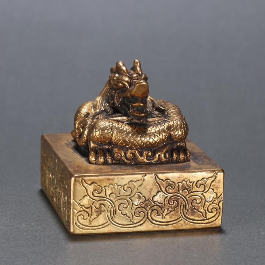 A fine copper gilt dragon button seal: Exquisite copper gilt dragon button seal size:H:5.4cmW:5.4cmW:700g (The Dimensions Of All Batches Are Manually Measured.If You Need More Detailed Information, Please Contact Our