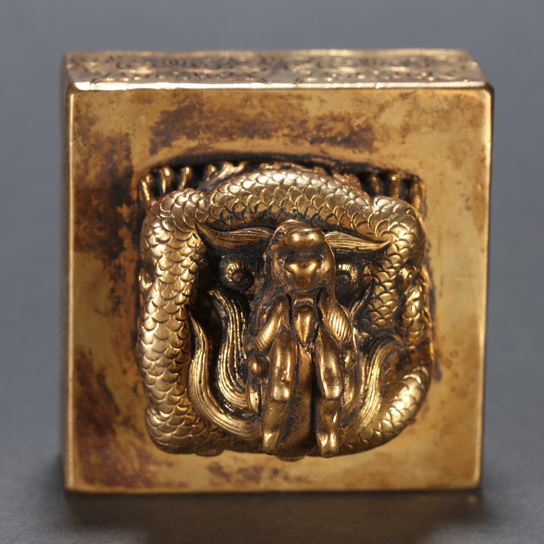 A fine copper gilt dragon button seal - 8