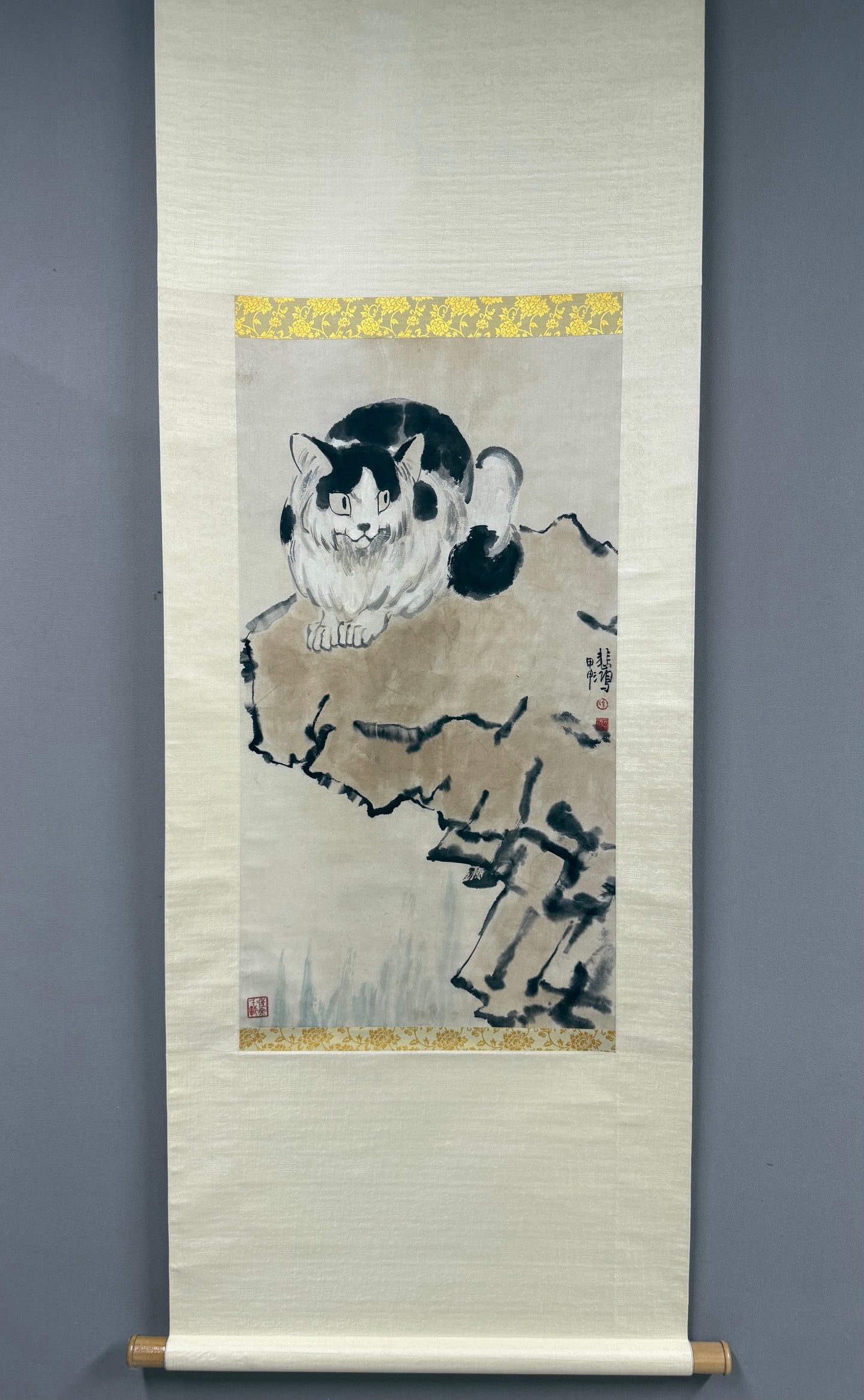 A picture of Xu Beihong's cat play: Xu Beihong's cat play picture Size:82x45cm (The Dimensions Of All Batches Are Manually Measured.If You Need More Detailed Information, Please Contact Our Customer Service Before