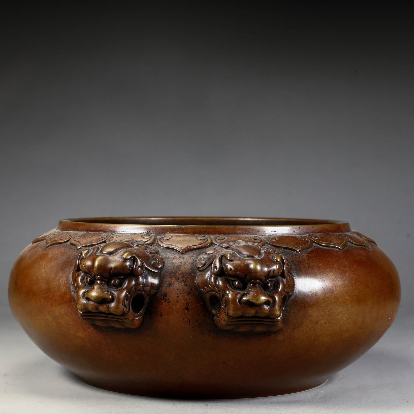 Qingfang Ming copper lion head ear lotus petal pattern incense burner: Qingfang Ming copper lion head ear lotus petal pattern incense burner Size: H:10cm L:29cm W:26cm W:6kg (The Dimensions Of All Batches Are Manually Measured.If You Need More Detailed Information, Pleas