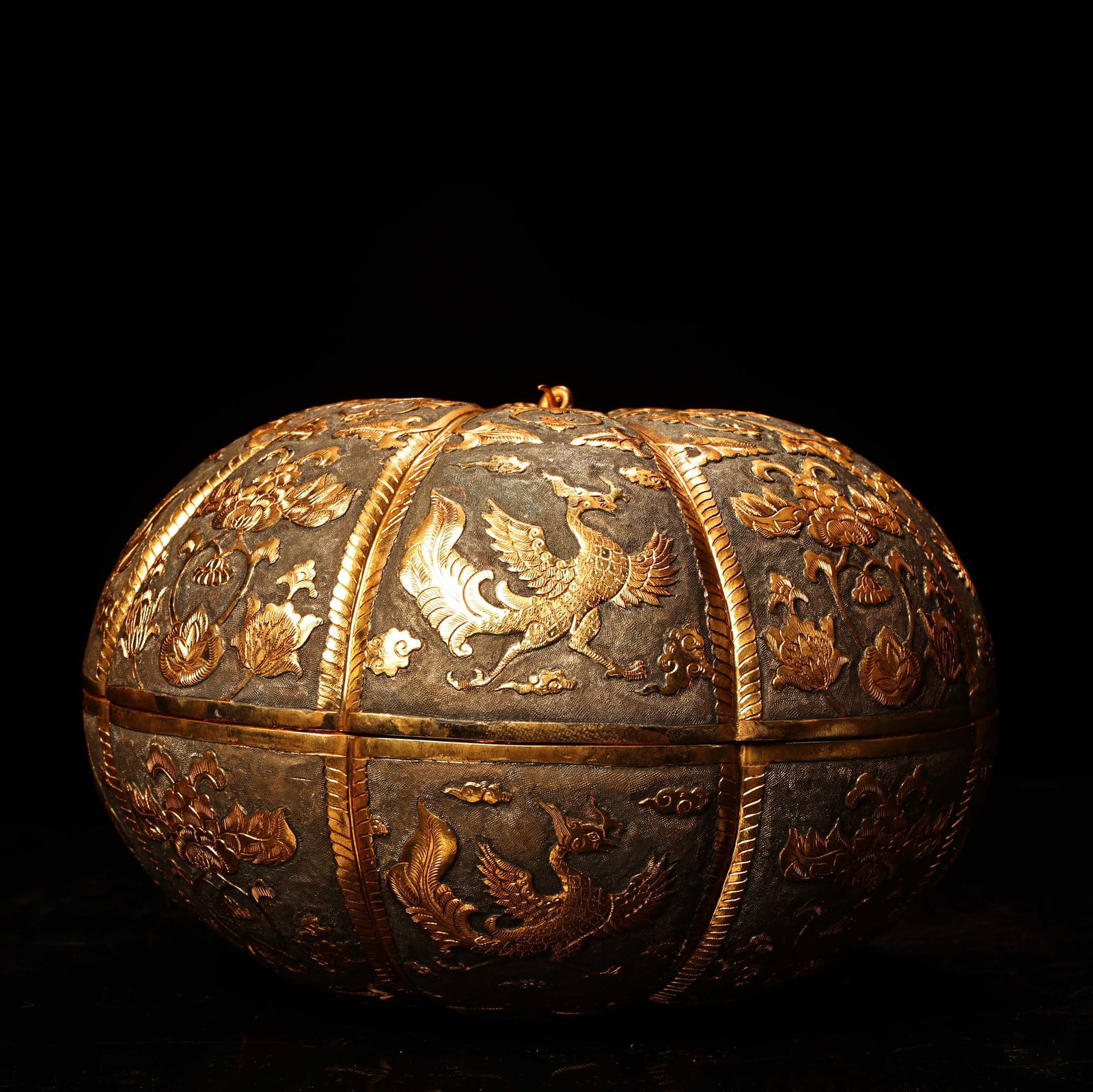 A beautiful handmade high-relief engraved gilt melon-shaped jewelry box fruit box: Exquisite handmade high relief engraving gilt melon-shaped jewelry box fruit box Size:W:1300g H:14cm D:20.5cm (The Dimensions Of All Batches Are Manually Measured.If You Need More
