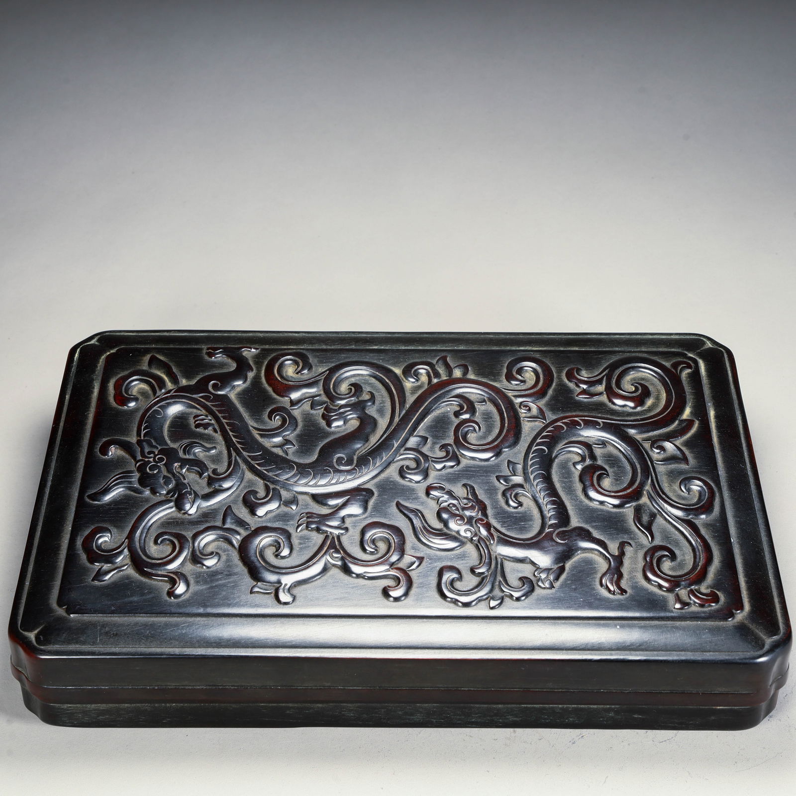 A Qing Dynasty rosewood carved dragon pattern box: Qing Dynasty rosewood carved dragon pattern box Size: L: 5.5cm W:28cm H:18cm W:1750g (The Dimensions Of All Batches Are Manually Measured.If You Need More Detailed Information,
