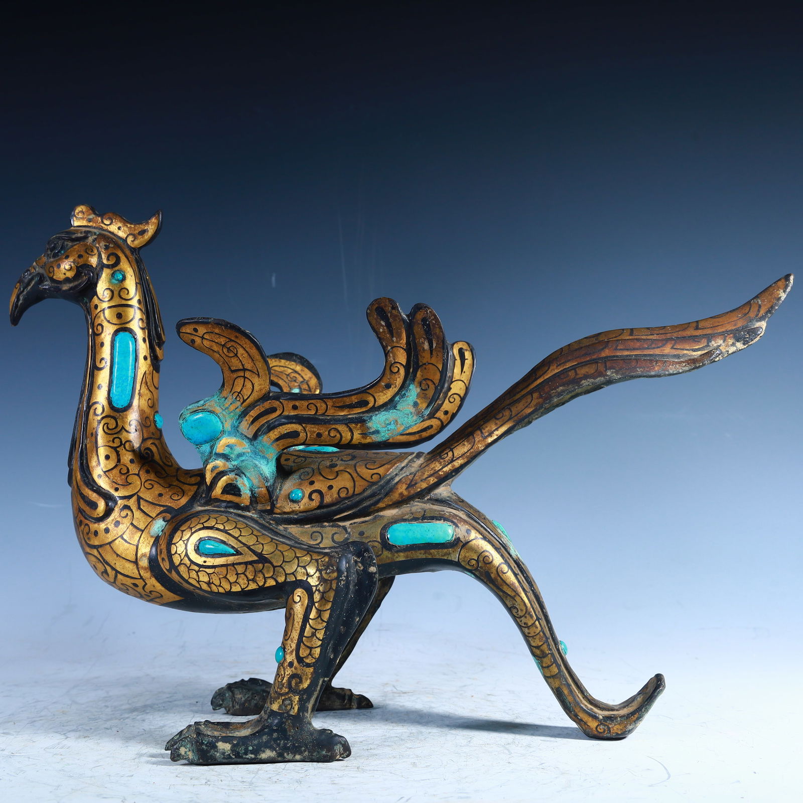 A wrong gold-inlaid turquoise copper phoenix bird from the Warring States period (1 of 9)