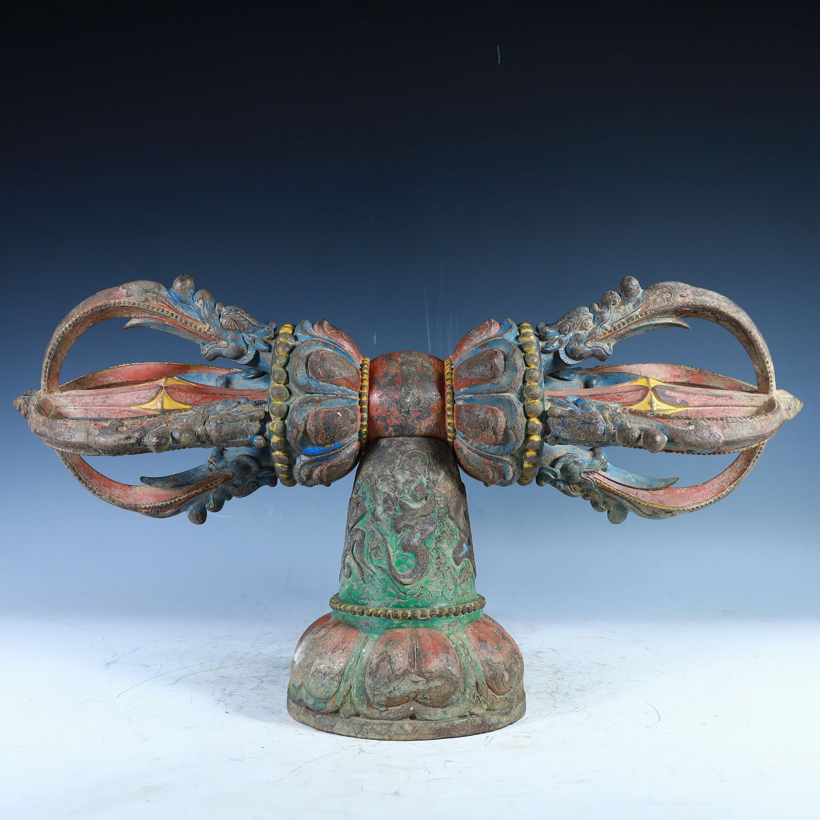 A painted copper vajra from the Ming Dynasty: Painted copper vajra of the Ming Dynasty Size: H: 46cm L: 54cm W: 12cm W: 6.8kg (The Dimensions Of All Batches Are Manually Measured.If You Need More Detailed Information, Please Contact Our Customer