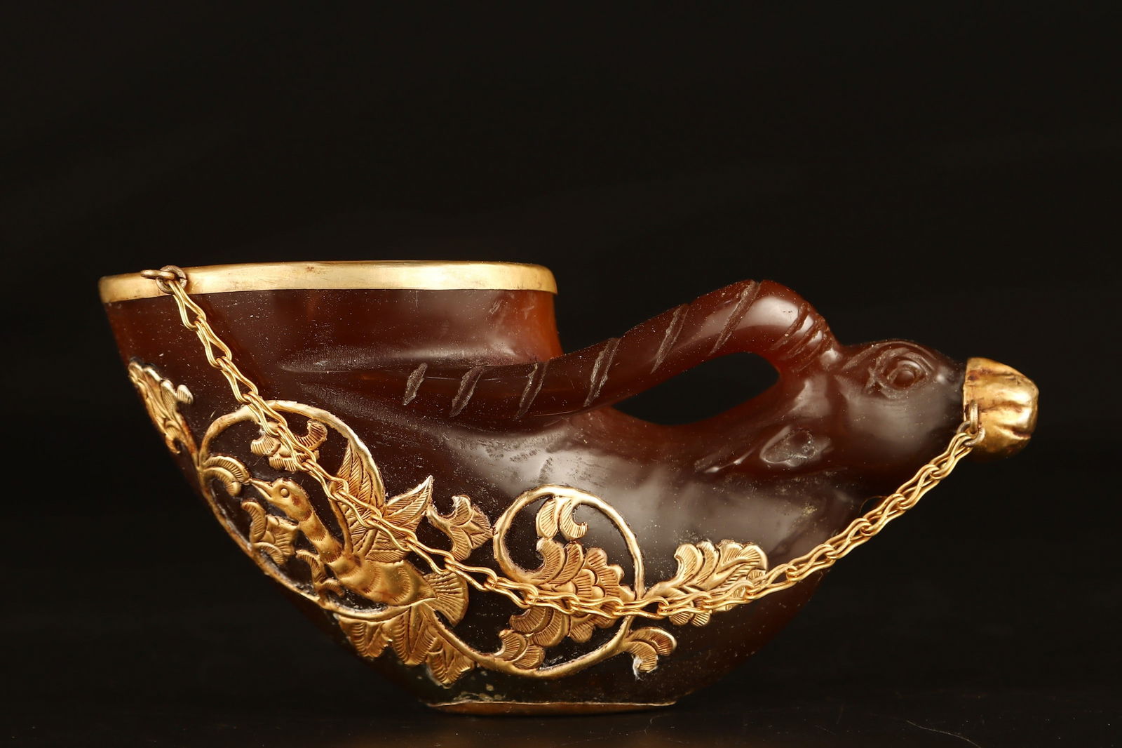 A gold-clad agate croissant cup from the Warring States period: Warring States period gold-clad agate croissant Size:W:297g H:7cm W:13.5cm (The Dimensions Of All Batches Are Manually Measured.If You Need More Detailed Information, Please