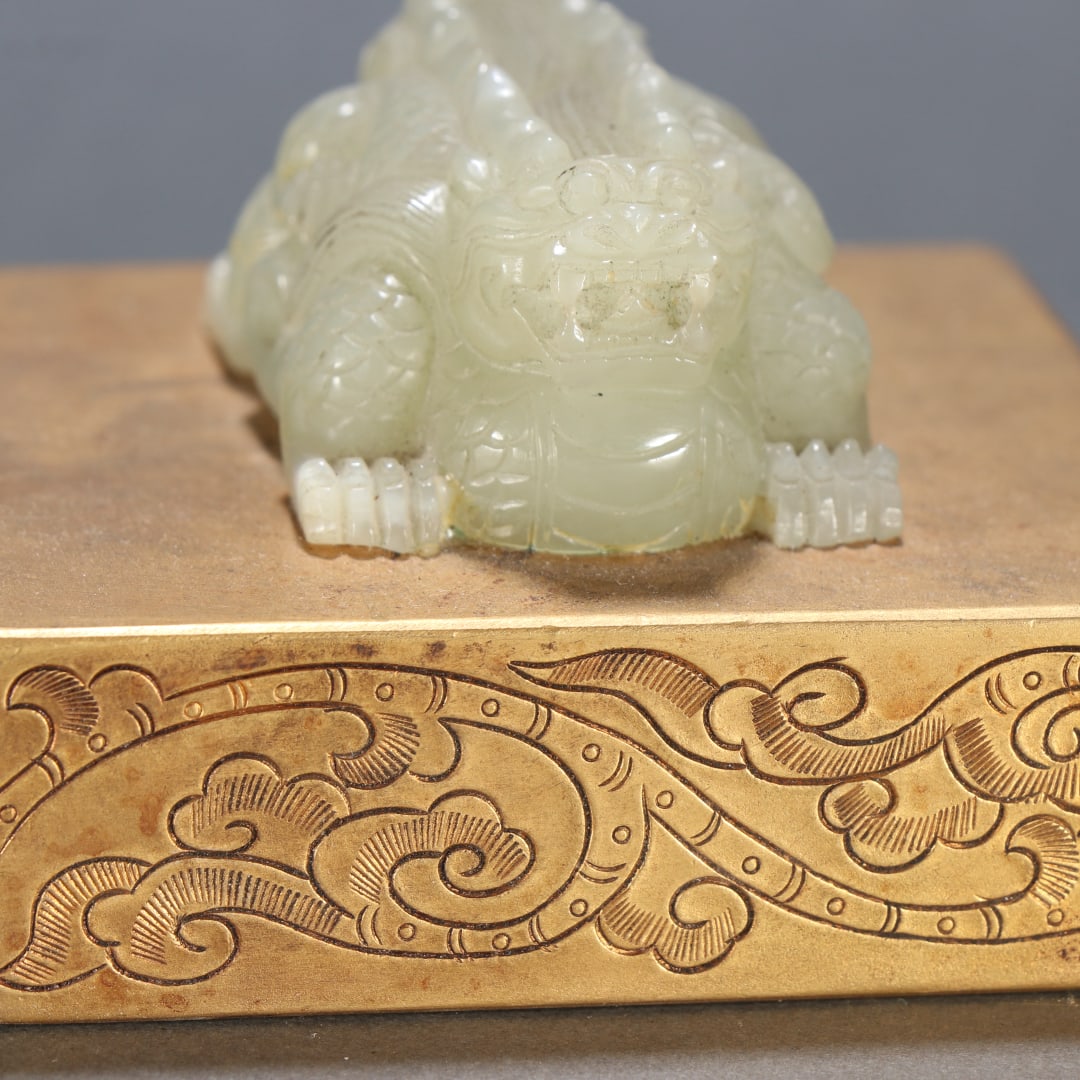 A fine copper-gilt jade dragon button seal - 4