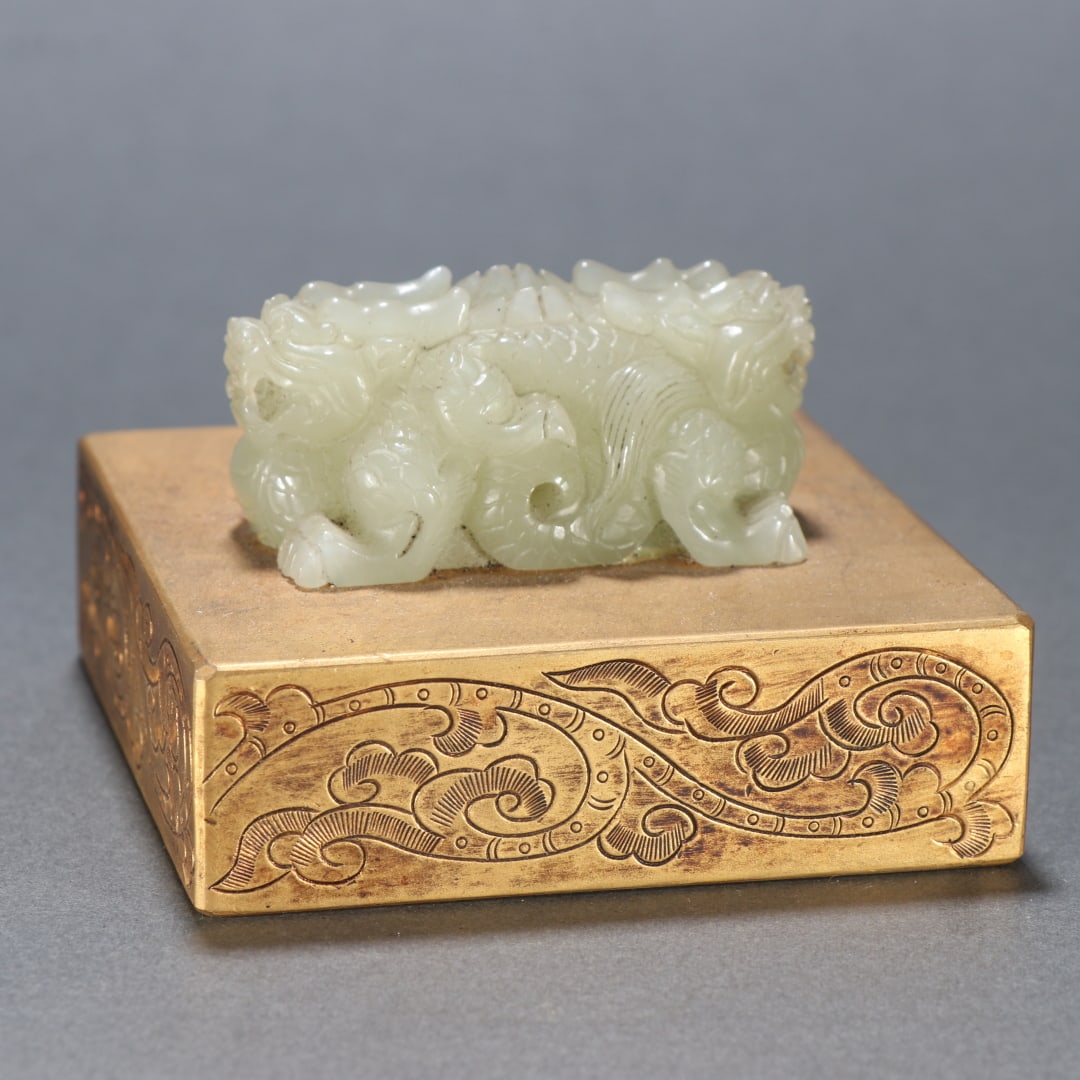 A fine copper-gilt jade dragon button seal - 5