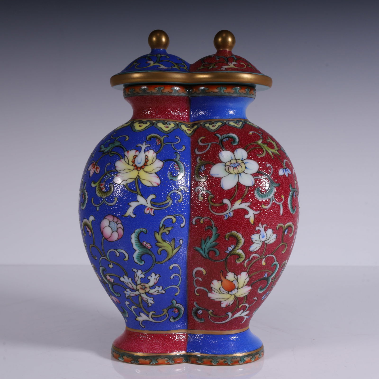 An enamel double bottle made in the Qianlong period of the Qing Dynasty (1 of 10)