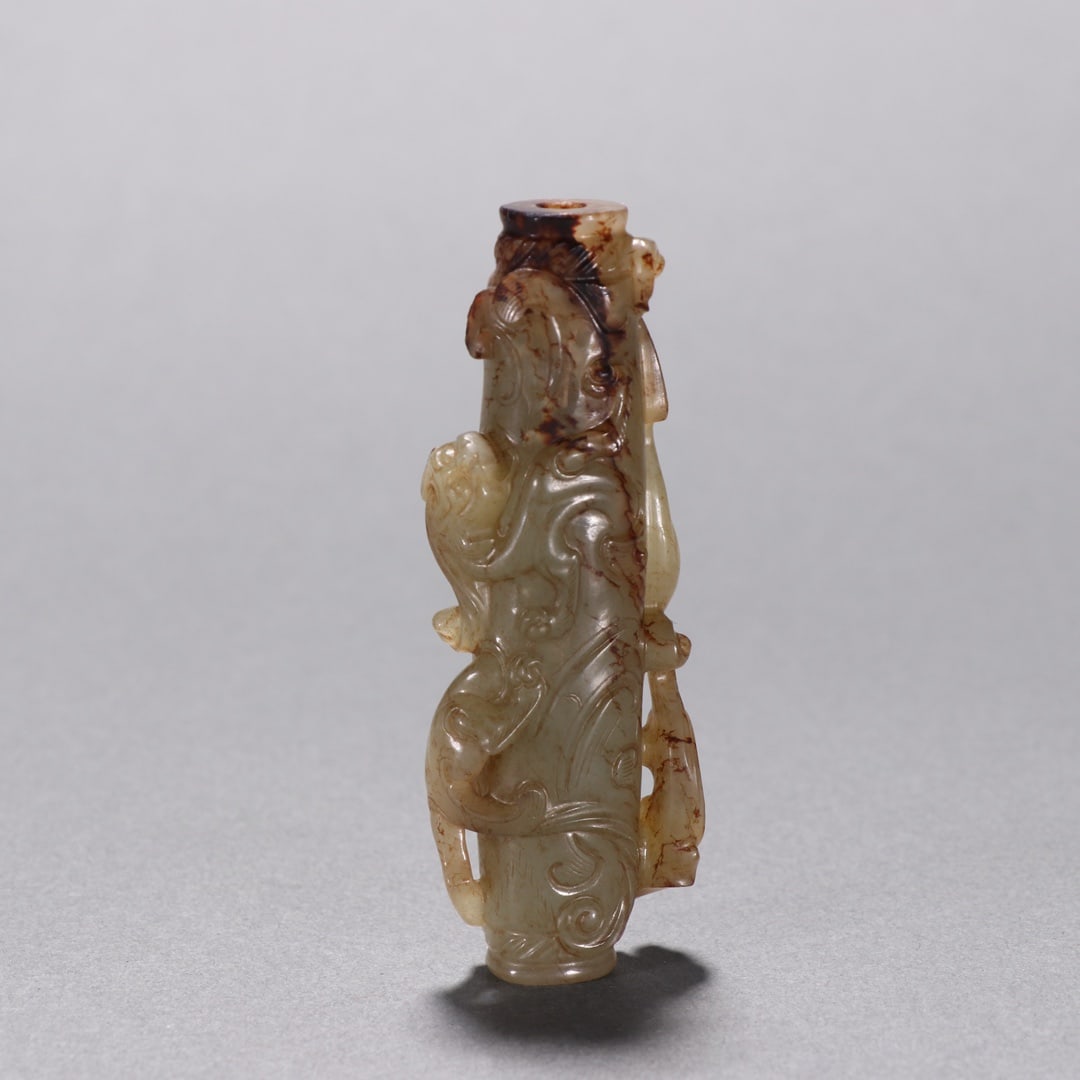 A Han Dynasty Hetian jade relief dragon pattern Lezi: Han Dynasty Hetian jade relief dragon pattern Lezi Sixe:L:7.9cm W:2.8cm W:45g (The Dimensions Of All Batches Are Manually Measured.If You Need More Detailed Information, Please