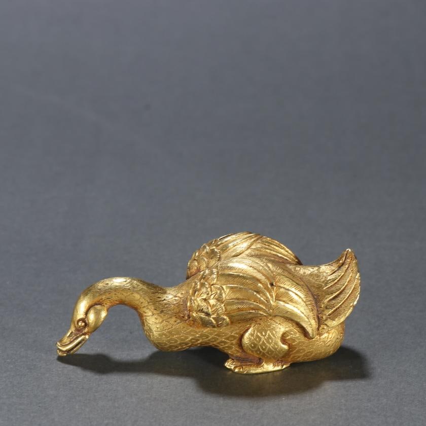 A fine copper gilt goose: Exquisite copper gilt goose size:H:2.8cmW:6.7cmW:109.4g (The Dimensions Of All Batches Are Manually Measured.If You Need More Detailed Information, Please Contact Our Customer
