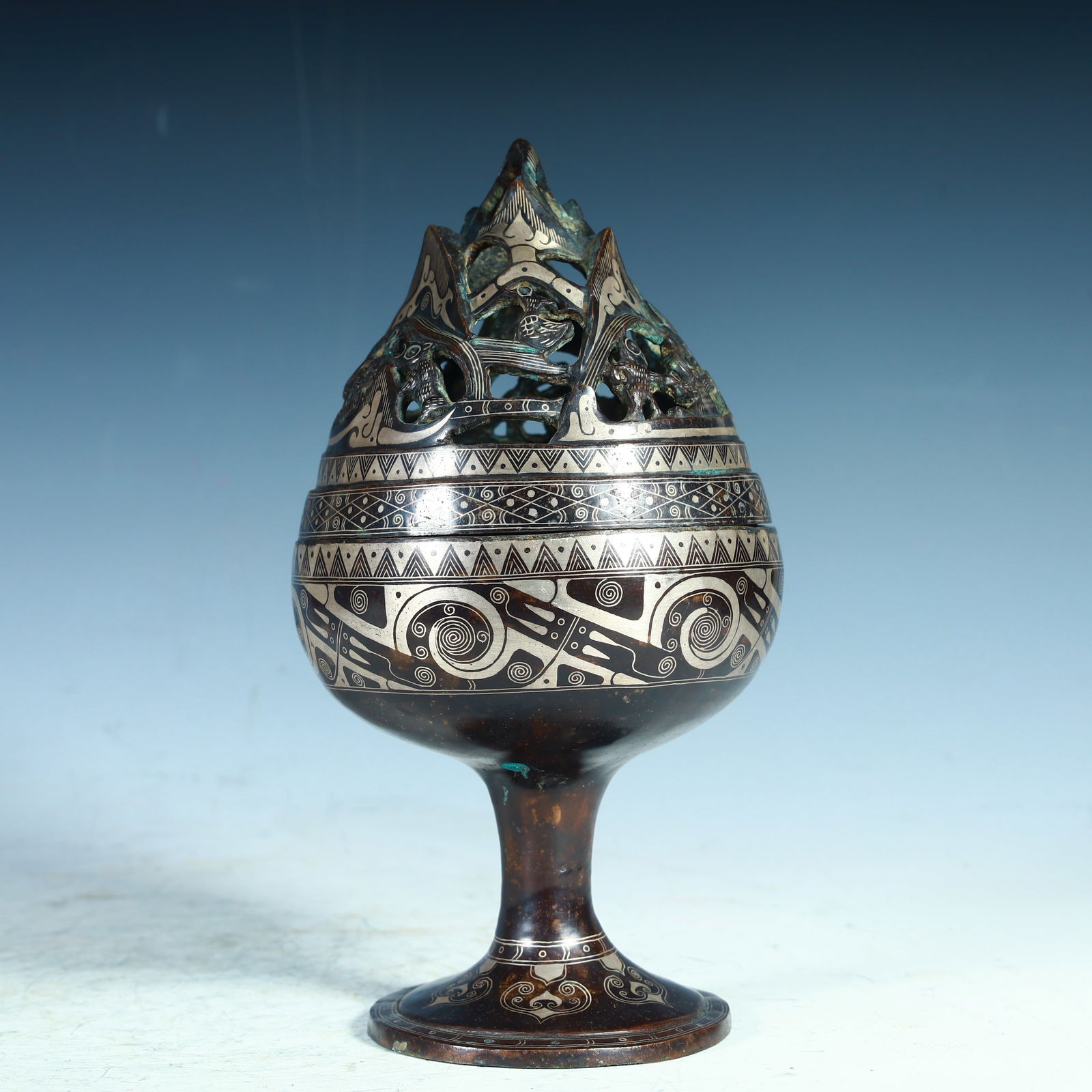 A copper gold and silver Boshan furnace of the Han Dynasty: The copper gold and silver Boshan furnace of the Han Dynasty SIZE: H:23cm W:10cm W:1.1kg (The Dimensions Of All Batches Are Manually Measured.If You Need More Detailed Information,