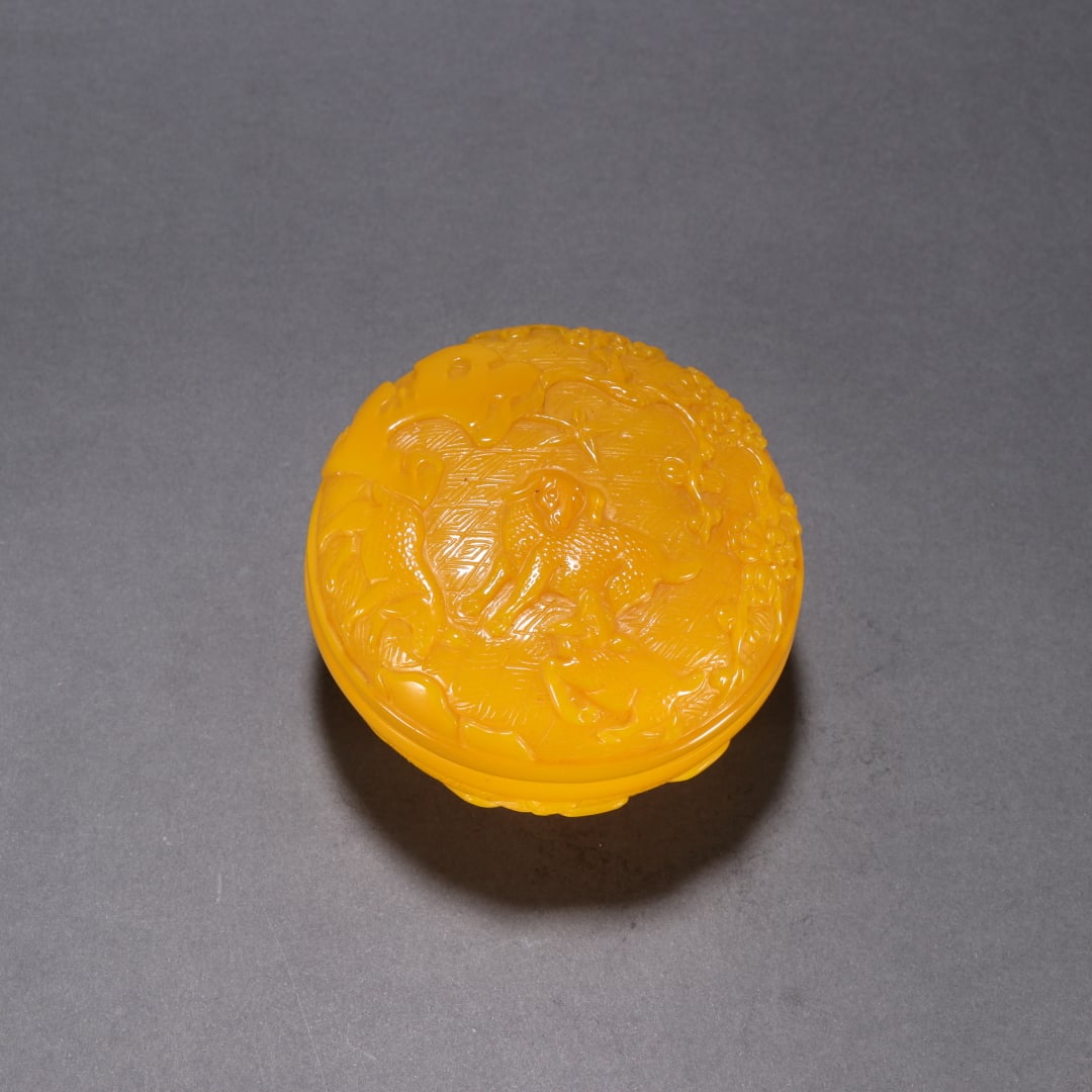 A piece of Qing Dynasty chanterelle yellow fodder Sanyang Kaitai lid box: Qing Dynasty's chanterelle yellow fodder Sanyang Kaitai lid box size:H:5.3cmW:8.7cmW:313.5g (The Dimensions Of All Batches Are Manually Measured.If You Need More Detailed