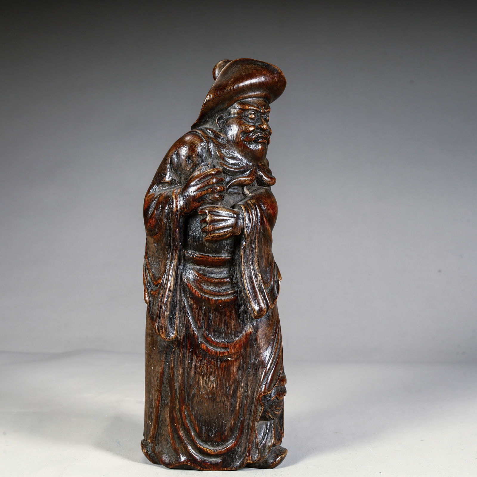 A fine agarwood figure ornament of the Qing Dynasty: Qing Dynasty fine agarwood figure ornaments Size: H:21cm L: 8cm W:5.5cm W:186g (The Dimensions Of All Batches Are Manually Measured.If You Need More Detailed Information, Please