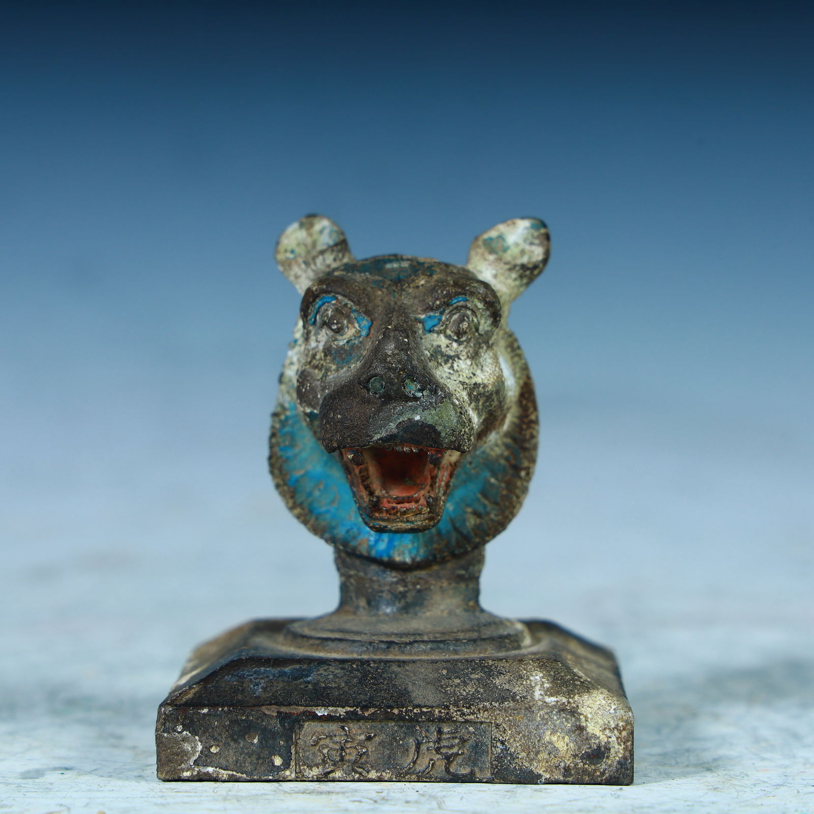 A bronze painted tiger head seal of the Tang Dynasty: Tang Dynasty copper painted tiger head seal SIZE: H:6.5cm W:5.3cm W:401.4g (The Dimensions Of All Batches Are Manually Measured.If You Need More Detailed Information, Please