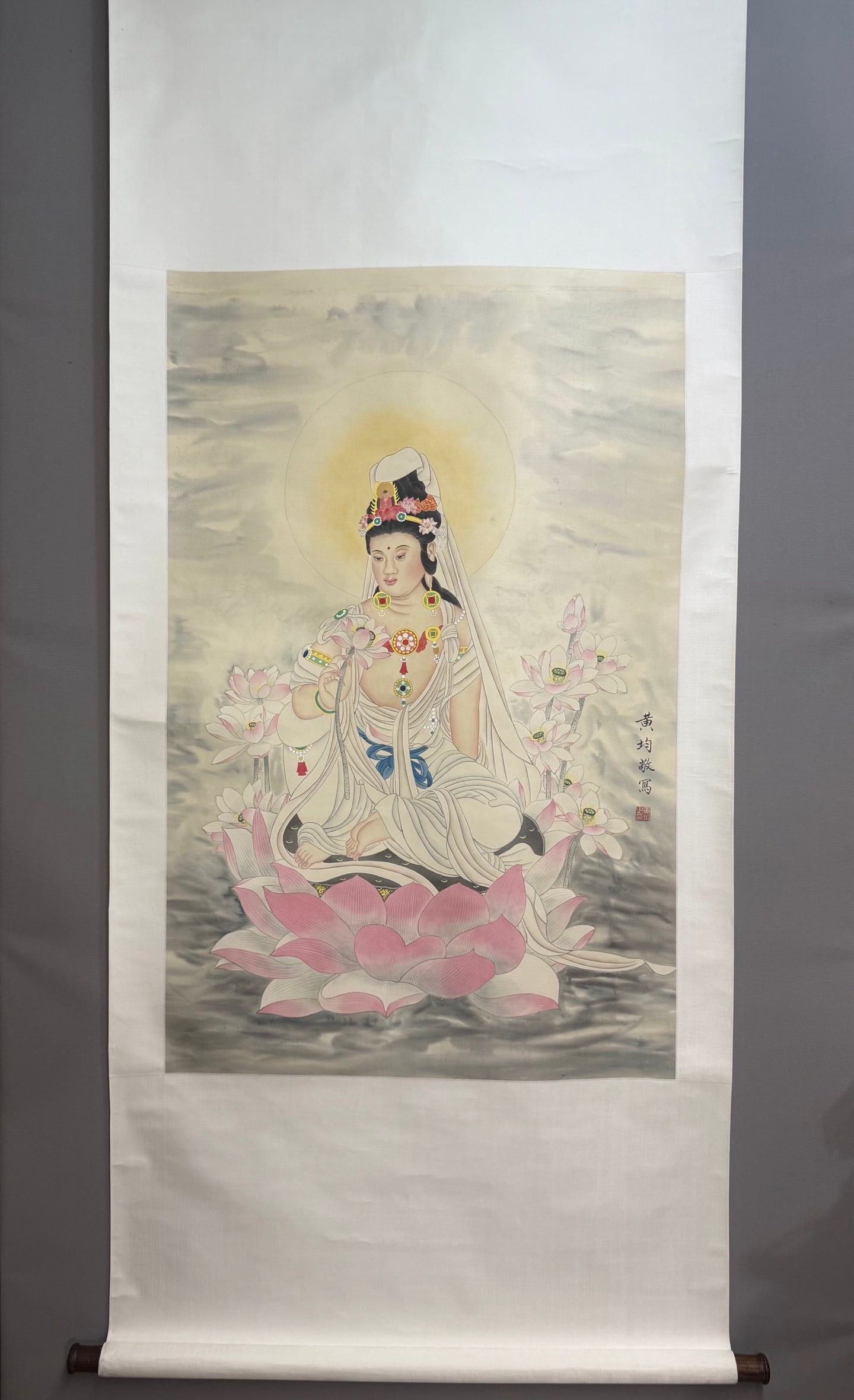 A silk copy of Huang Jun's Guanyin picture: Huang Jun's Guanyin Diagram Silk Book Size:111x71cm (The Dimensions Of All Batches Are Manually Measured.If You Need More Detailed Information, Please Contact Our Customer Service Before Bidding.)