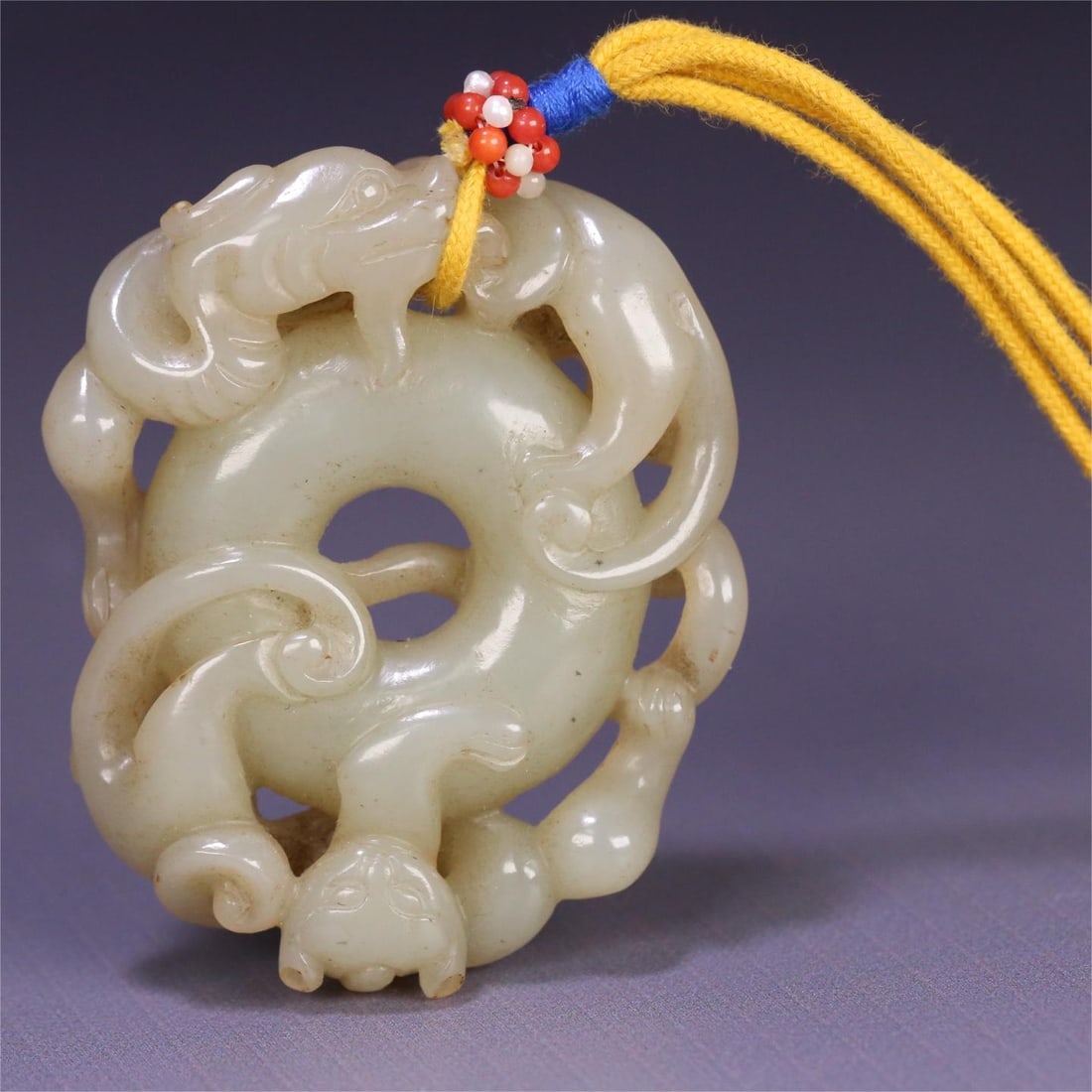 A beautiful Hetian jade dragon pendant (1 of 9)