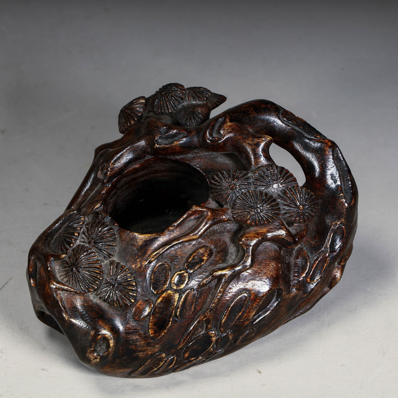 A Qing Dynasty agarwood carved pine pattern water bowl: Qing Dynasty agarwood carved pine pattern water bowl Size: H:8cm L: 12cm W:10cm W:133g (The Dimensions Of All Batches Are Manually Measured.If You Need More Detailed Information,