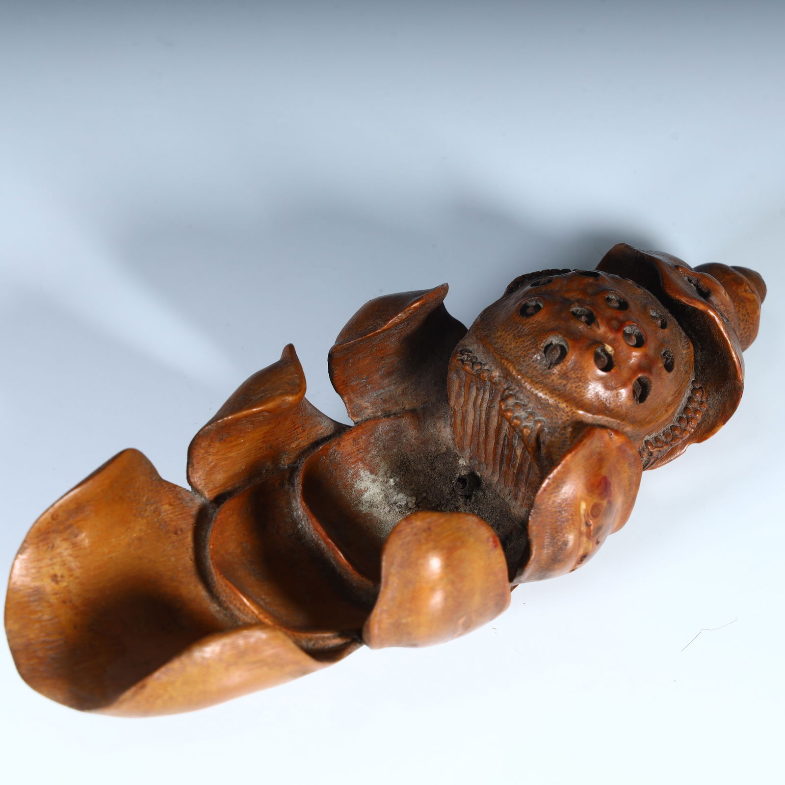 A fine bamboo carved longan lotus seed ornament from the Qing Dynasty: Qing Dynasty fine bamboo carving longan lotus seed ornament Size: H:5.5cm L: 19cm W:7cm W:87g (The Dimensions Of All Batches Are Manually Measured.If You Need More Detailed