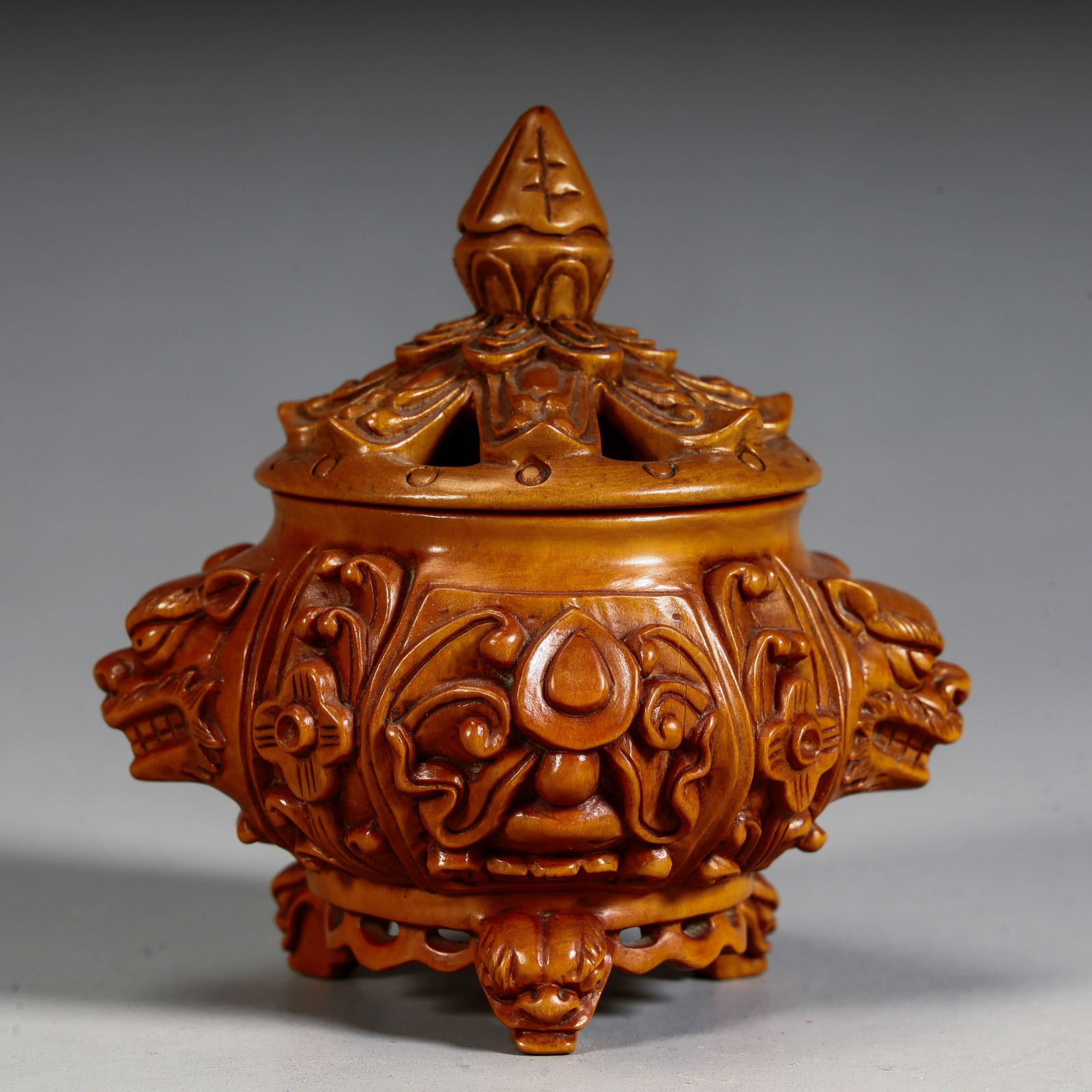 A boxwood carving of the Qing Dynasty (1 of 8)