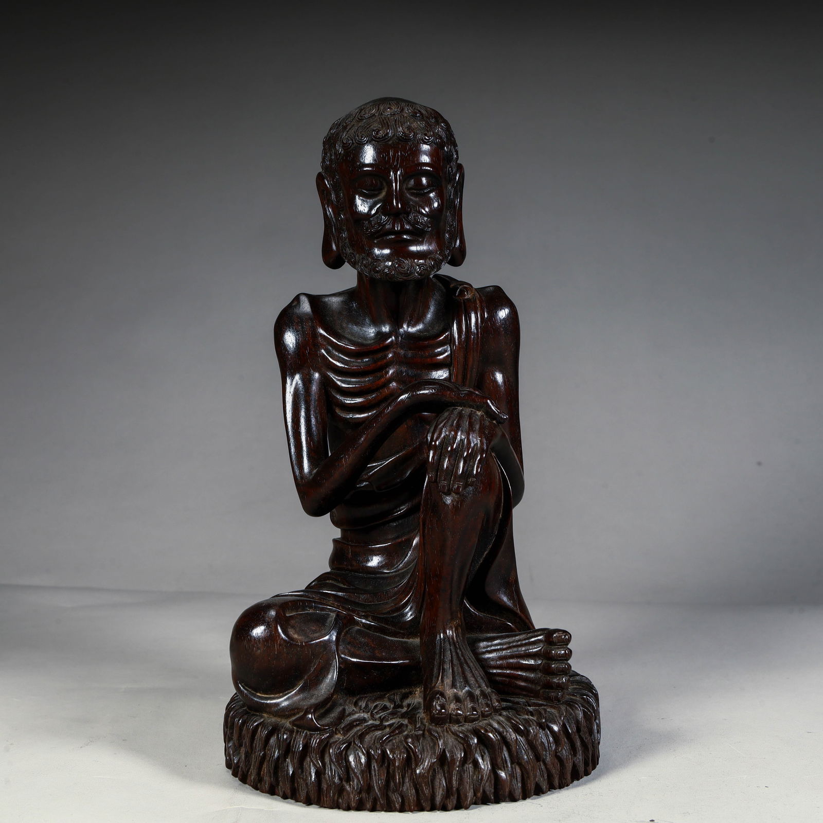 A fine rosewood arhat ornament of the Qing Dynasty: Qing Dynasty fine rosewood arhat ornaments Size: H:22cm L: 12cm W:11cm W:777.5g (The Dimensions Of All Batches Are Manually Measured.If You Need More Detailed Information, Please