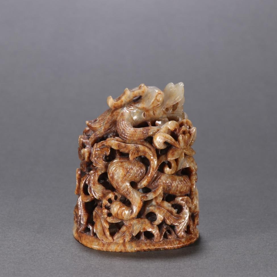 A Qing Dynasty Hetian jade carved dragon pattern furnace cauldron: The Hetian jade carved dragon pattern furnace cauldron of the Qing Dynasty size:H:4.8cmW:5.5cmW:137.2g (The Dimensions Of All Batches Are Manually Measured.If You Need More Detailed Information, Pleas
