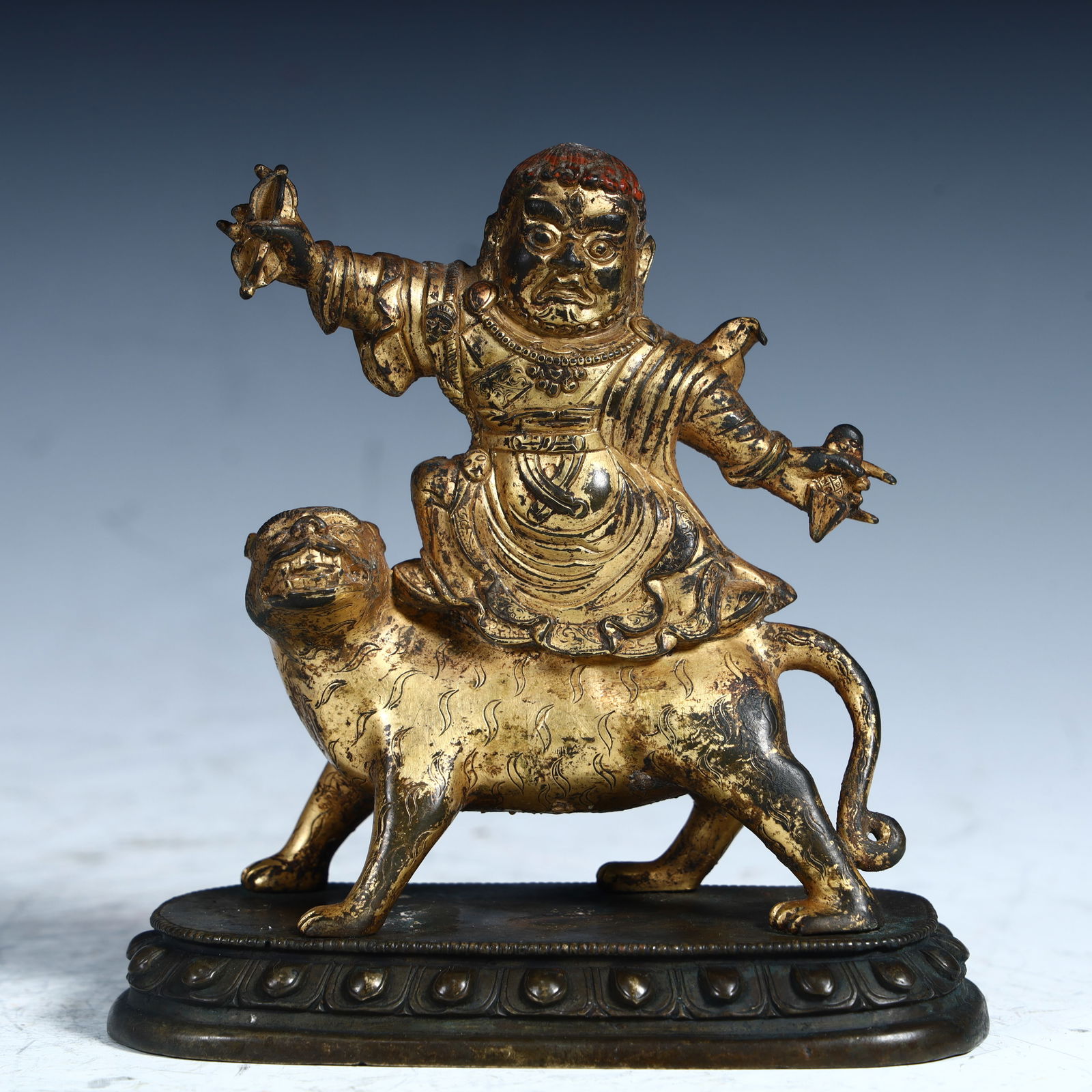 A bronze gilt statue of the Qing Dynasty: A bronze gilt protector statue of the Qing Dynasty SIZE:H:12cm L: 11cm W:6cm W:0.6kg (The Dimensions Of All Batches Are Manually Measured.If You Need More Detailed Information,