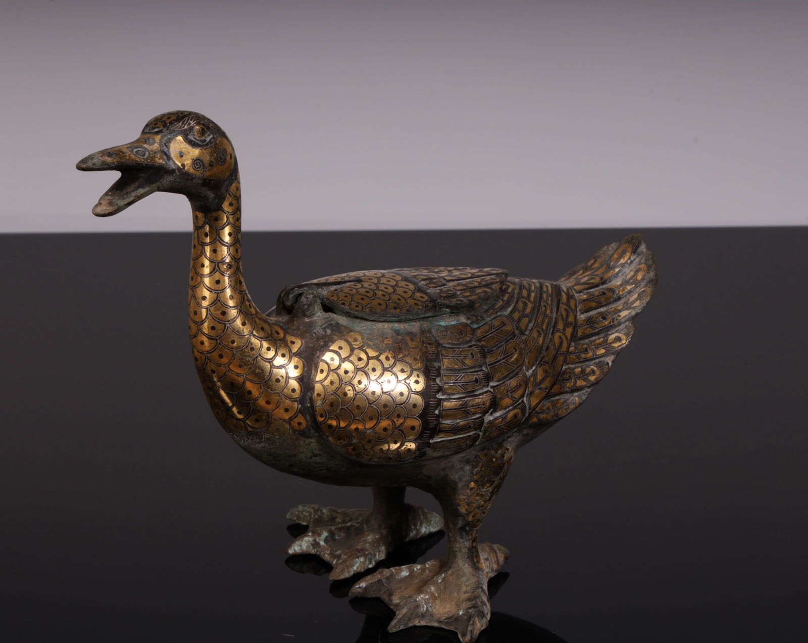 A copper cuo gold and silver duck from the Warring Han Dynasty: Tongcuo gold and silver duck during the Warring Han Dynasty SIZE: L: 23.5cm W:11cm H:18.5cm W:1.1kg (The Dimensions Of All Batches Are Manually Measured.If You Need More Detailed