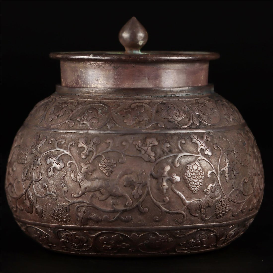 A small jar of sterling silver powder from the Tang Dynasty: Tang Dynasty sterling silver powder small jar Size:W:144g H:7.5cm W:8.5cm (The Dimensions Of All Batches Are Manually Measured.If You Need More Detailed Information, Please Contact